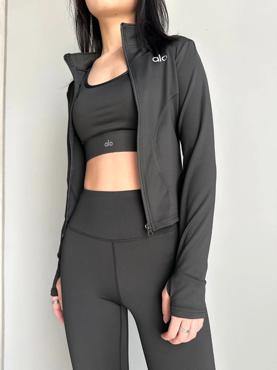 Ayollar sport kostyumi