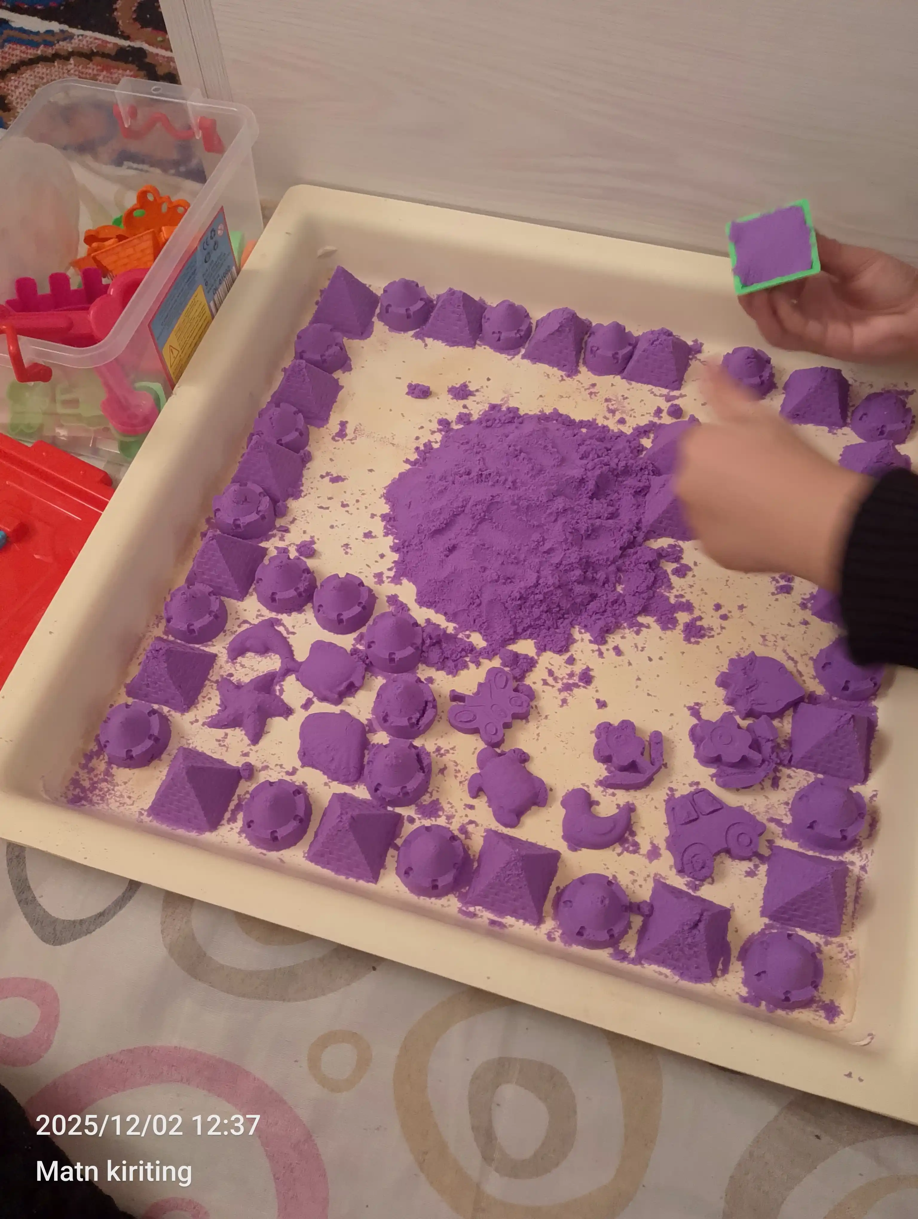 Kinetik qum - 1/2/4 kg, yasash va o‘ynash uchun to‘plam, shishiriladigan basseyn bilan