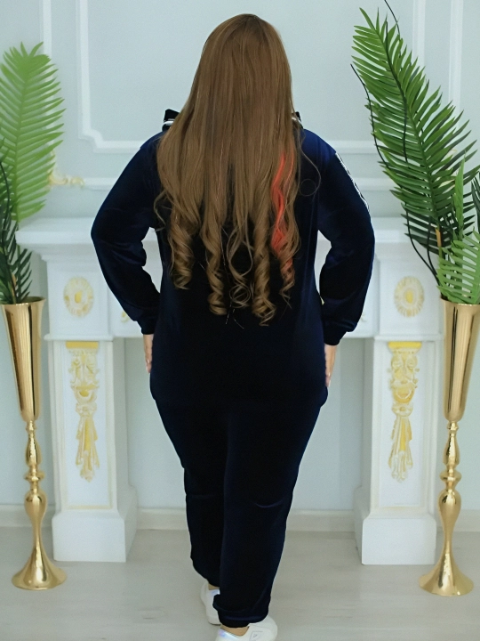Katta o‘lchamdagi sport kostyumi