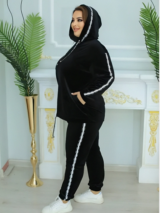 Katta o‘lchamdagi sport kostyumi