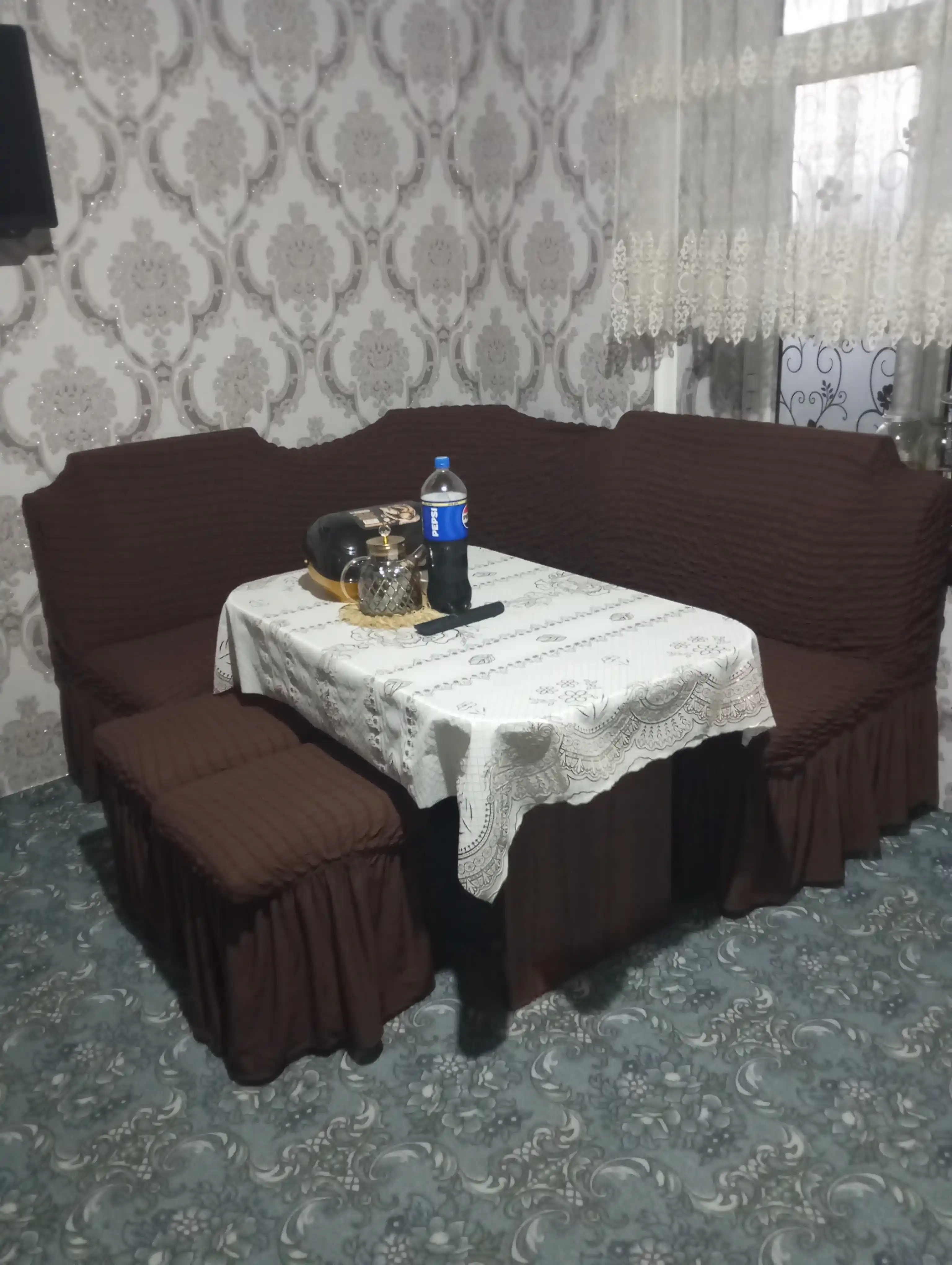 Универсальный чехол для кухонного уголка с пуфиками