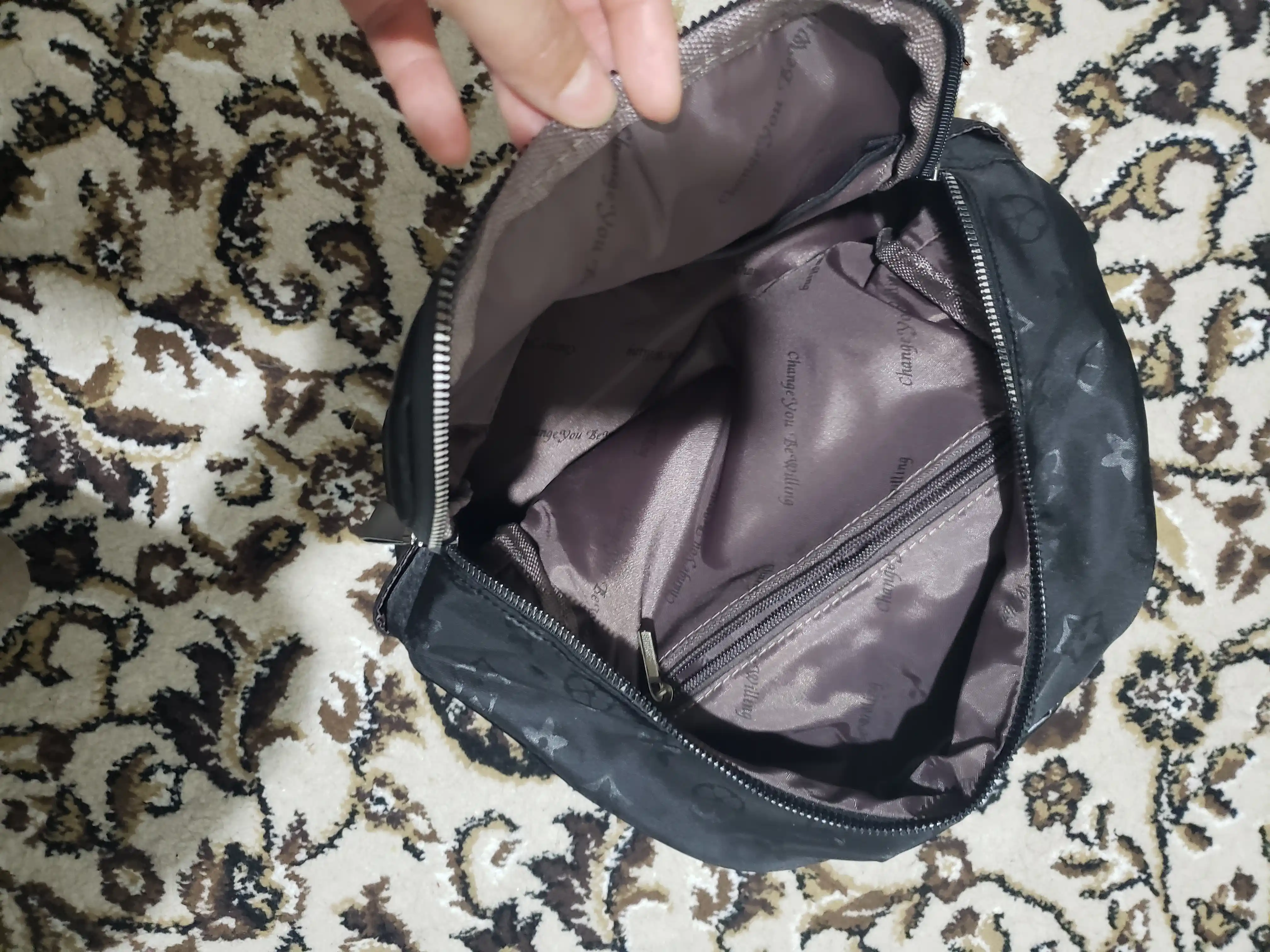 Ayollar charm ryukzagi, maktab, shahar