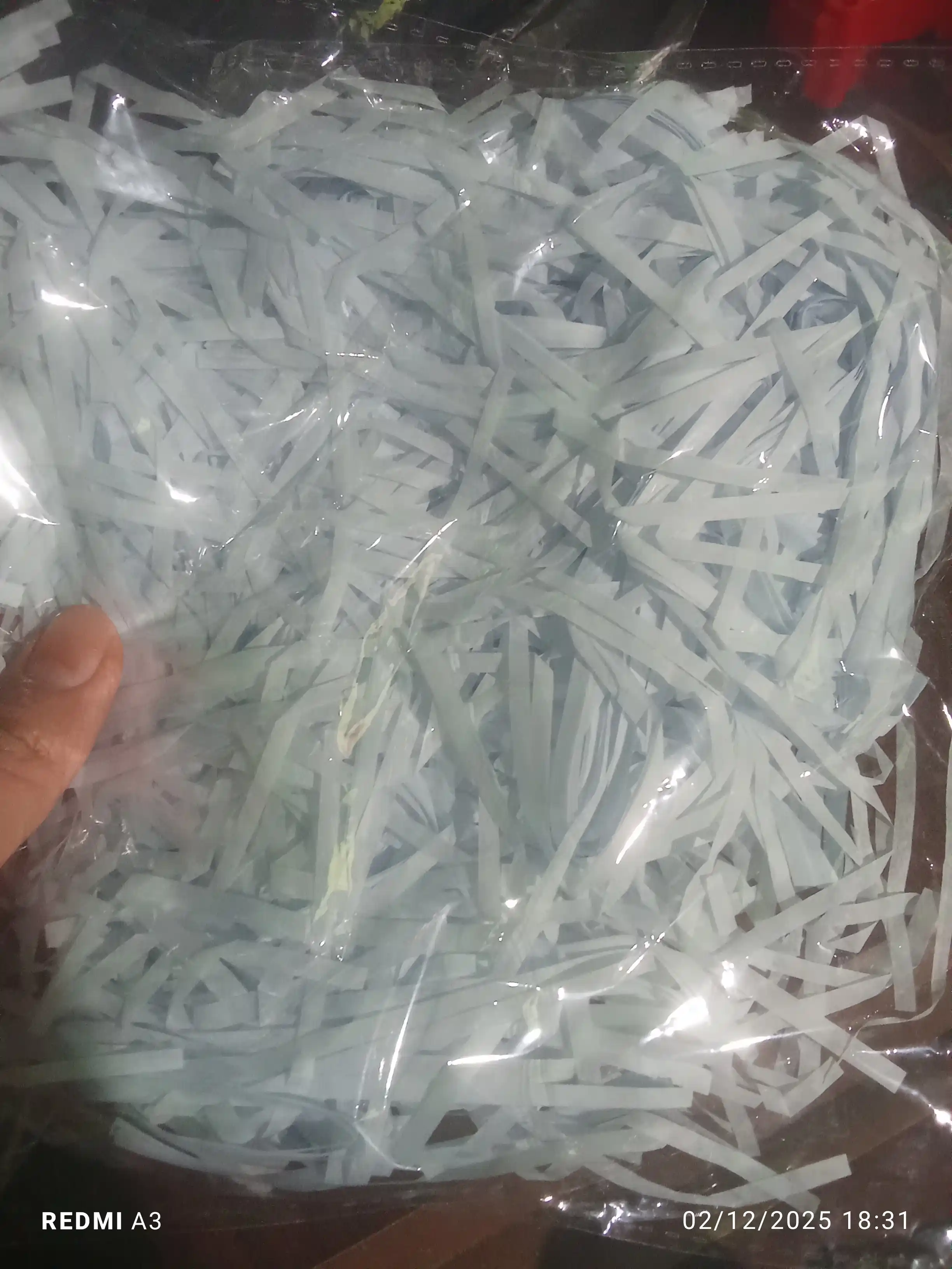 Sovg'a qadoqlash uchun rangli qog'oz parchalari, 20 g