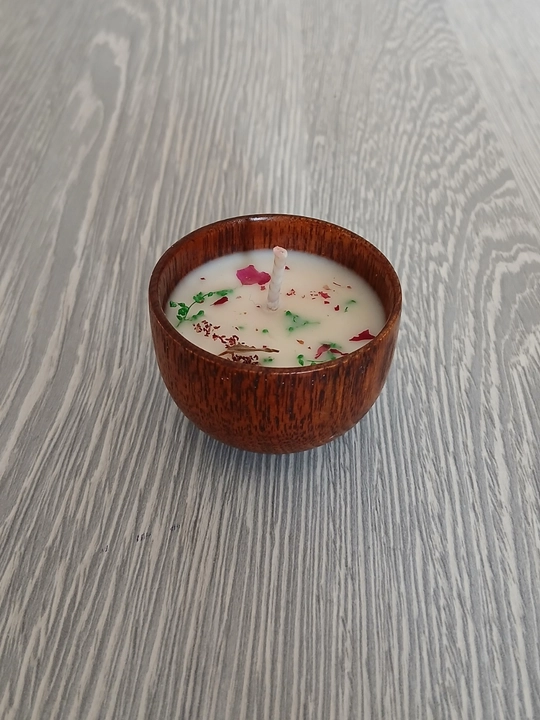 Quruq gullar va tabiiy efir moylari solingan bankadagi xushbo‘y sham, xushbo‘y sham
