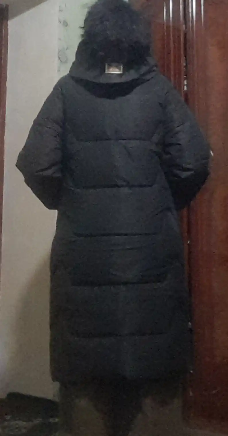 Kapyushon va yo‘l-yo‘l chiziqli uzaytirilgan ayollar puxovik kurtkasi, qishki model