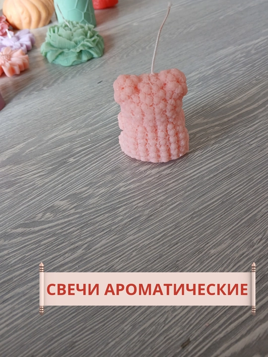 Quruq gullar va tabiiy efir moylari solingan bankadagi xushbo‘y sham, xushbo‘y sham