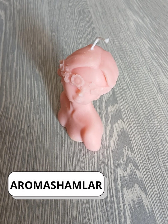 Quruq gullar va tabiiy efir moylari solingan bankadagi xushbo‘y sham, xushbo‘y sham