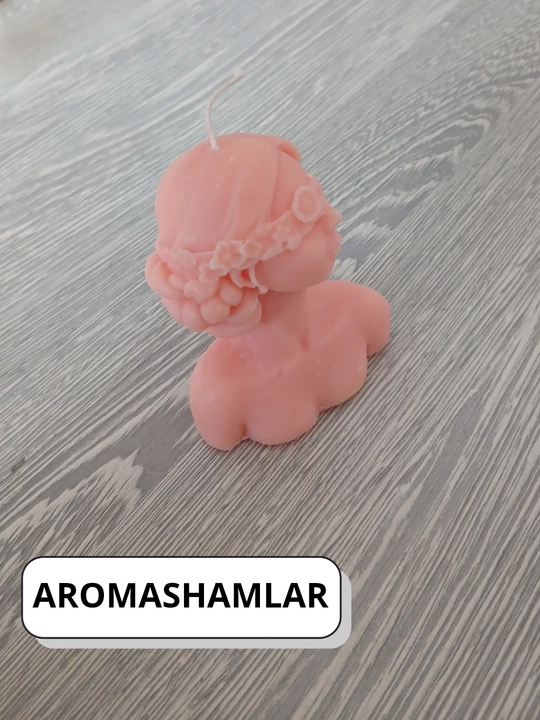Quruq gullar va tabiiy efir moylari solingan bankadagi xushbo‘y sham, xushbo‘y sham