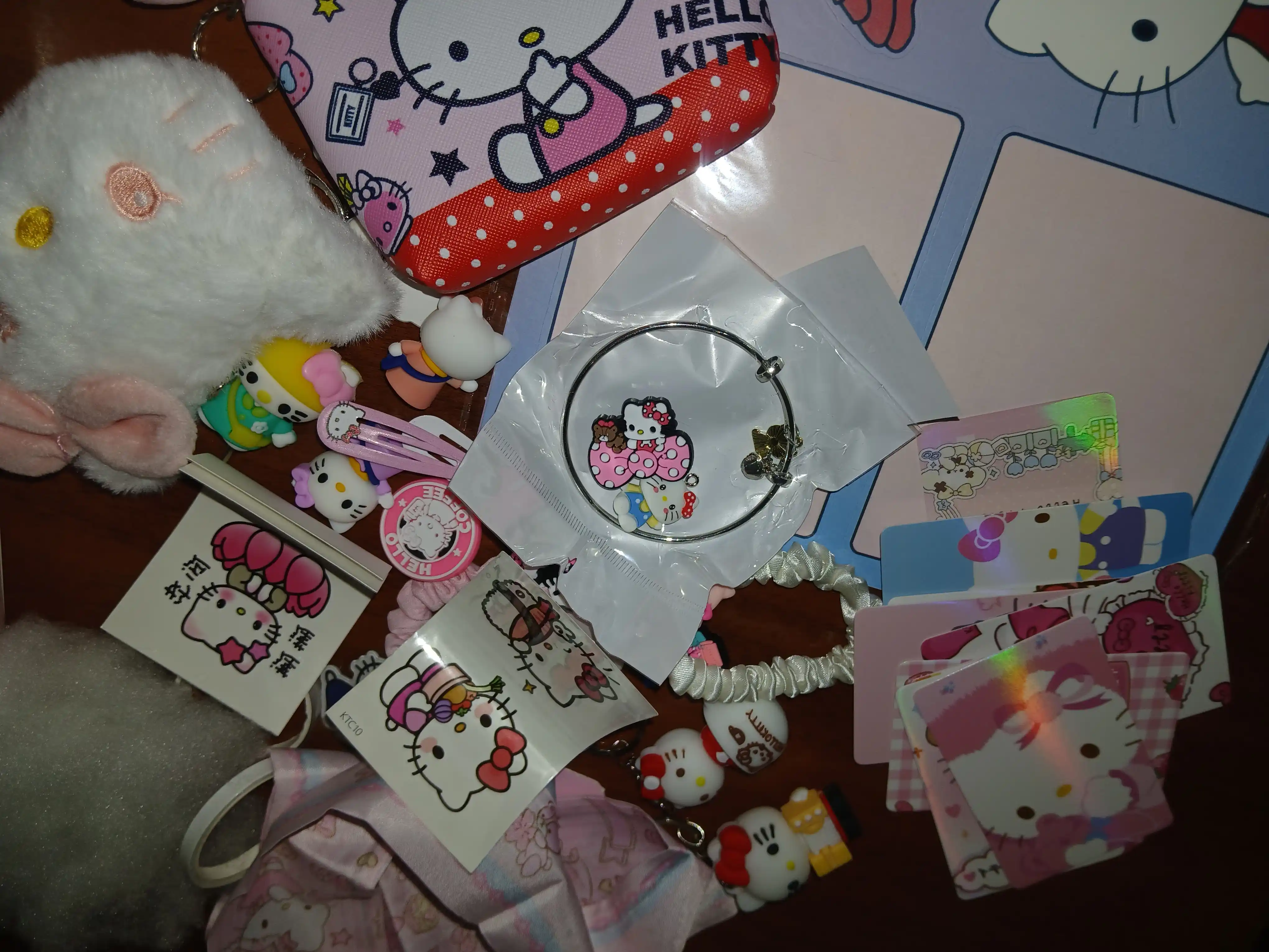 Advent taqvimi, qizlar va o‘g‘il bolalar uchun o‘yinchoqlar Kuromi, Hello Kitty, Stitch, Huntrix, Minecraft