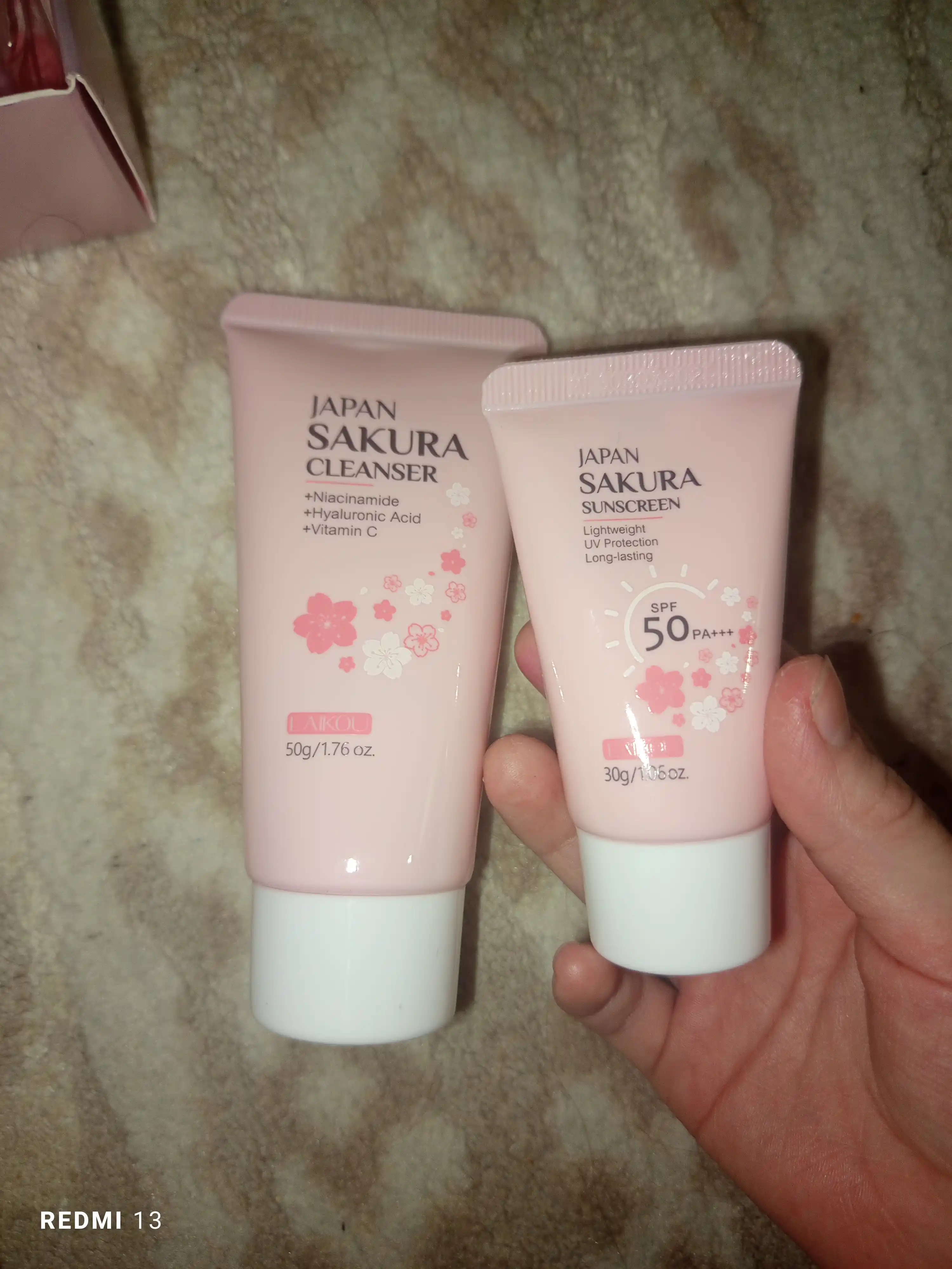 Sakura qarishga qarshi kosmetika sovg‘a to‘plami: atirgul ekstrakti bilan