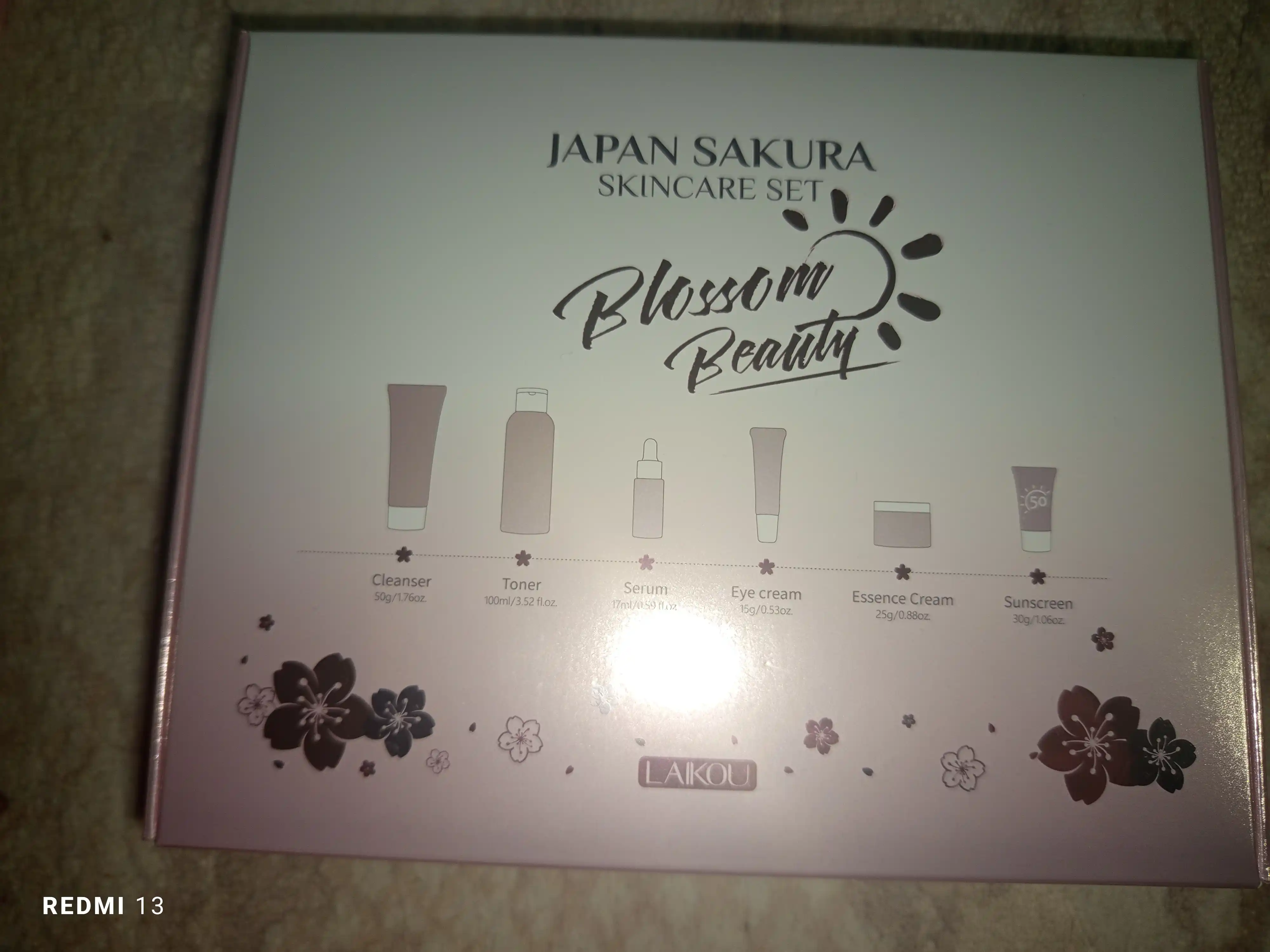 Sakura qarishga qarshi kosmetika sovg‘a to‘plami: atirgul ekstrakti bilan