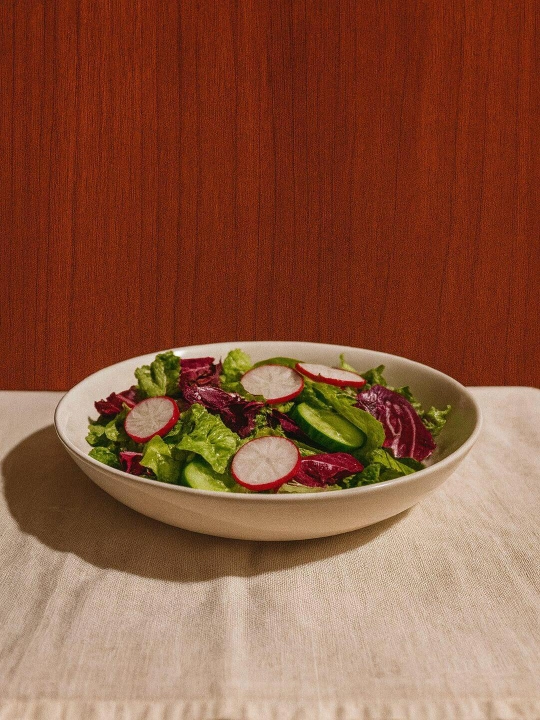 Diametri 23 sm, balandligi 5 sm va og‘irligi 650 g bo‘lgan nafis salat idishi