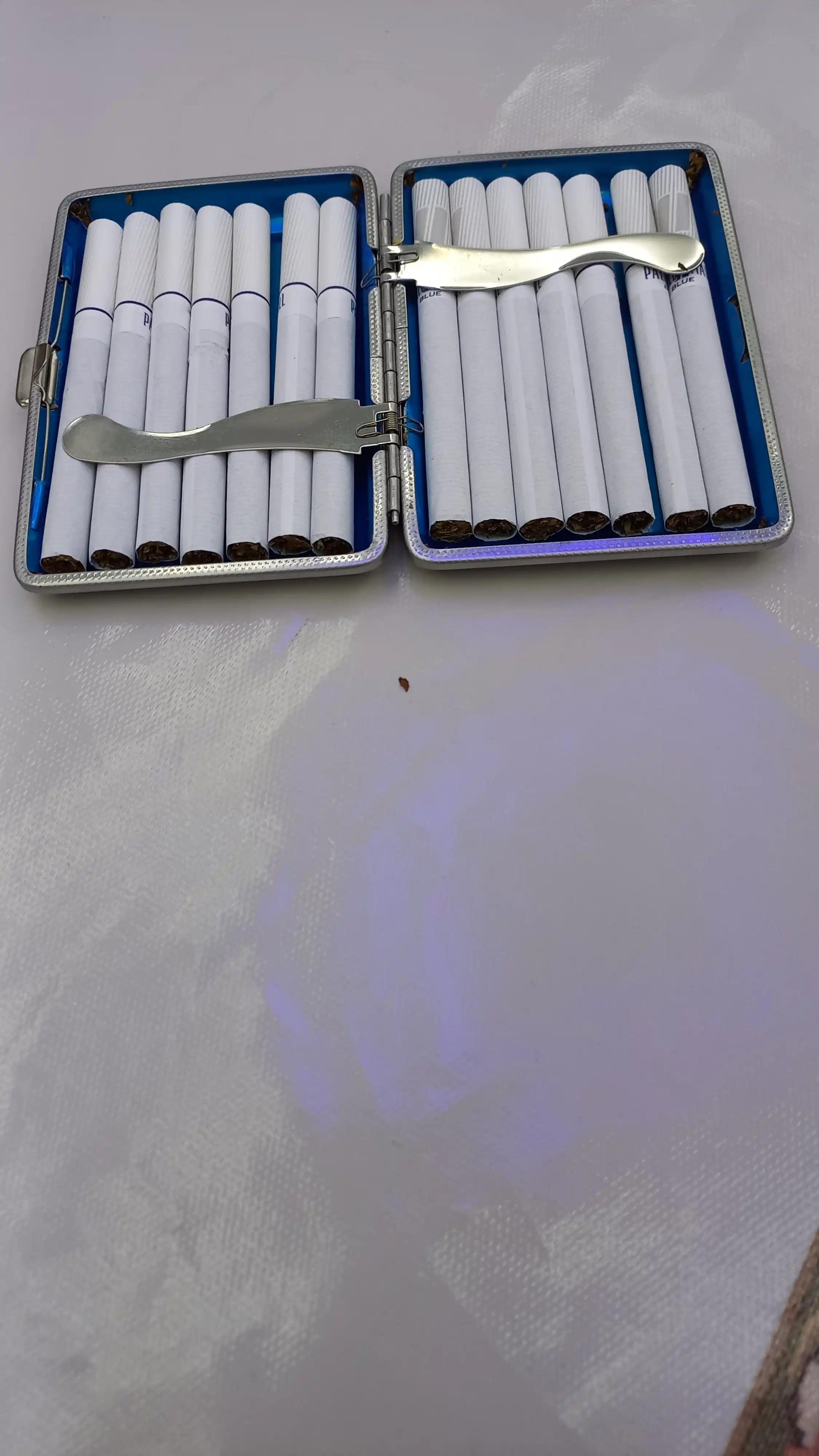 Sigaret qutisi metall, sun'iy teri bilan qoplangan, 14-20 ta sigaret uchun