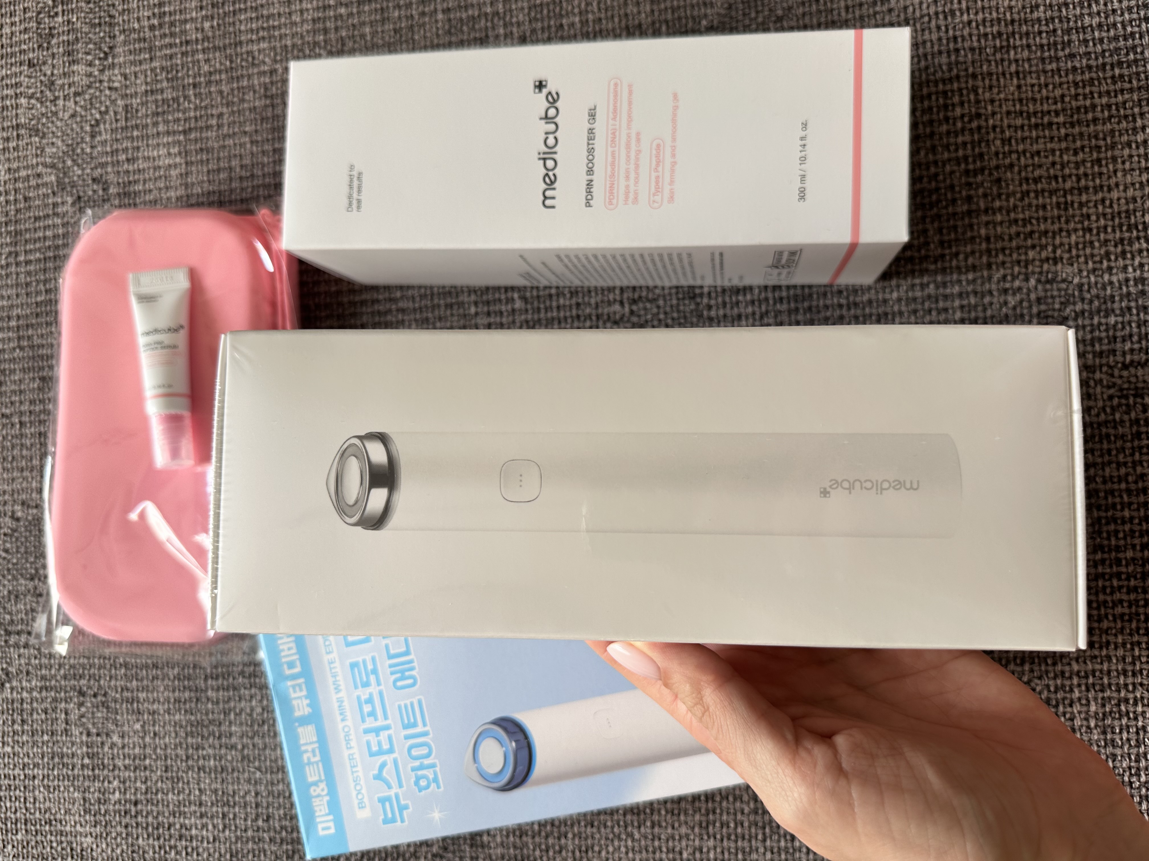 Микротоковый массажер Medicube AGE-R Booster Pro и Booster Pro 2х  для лица