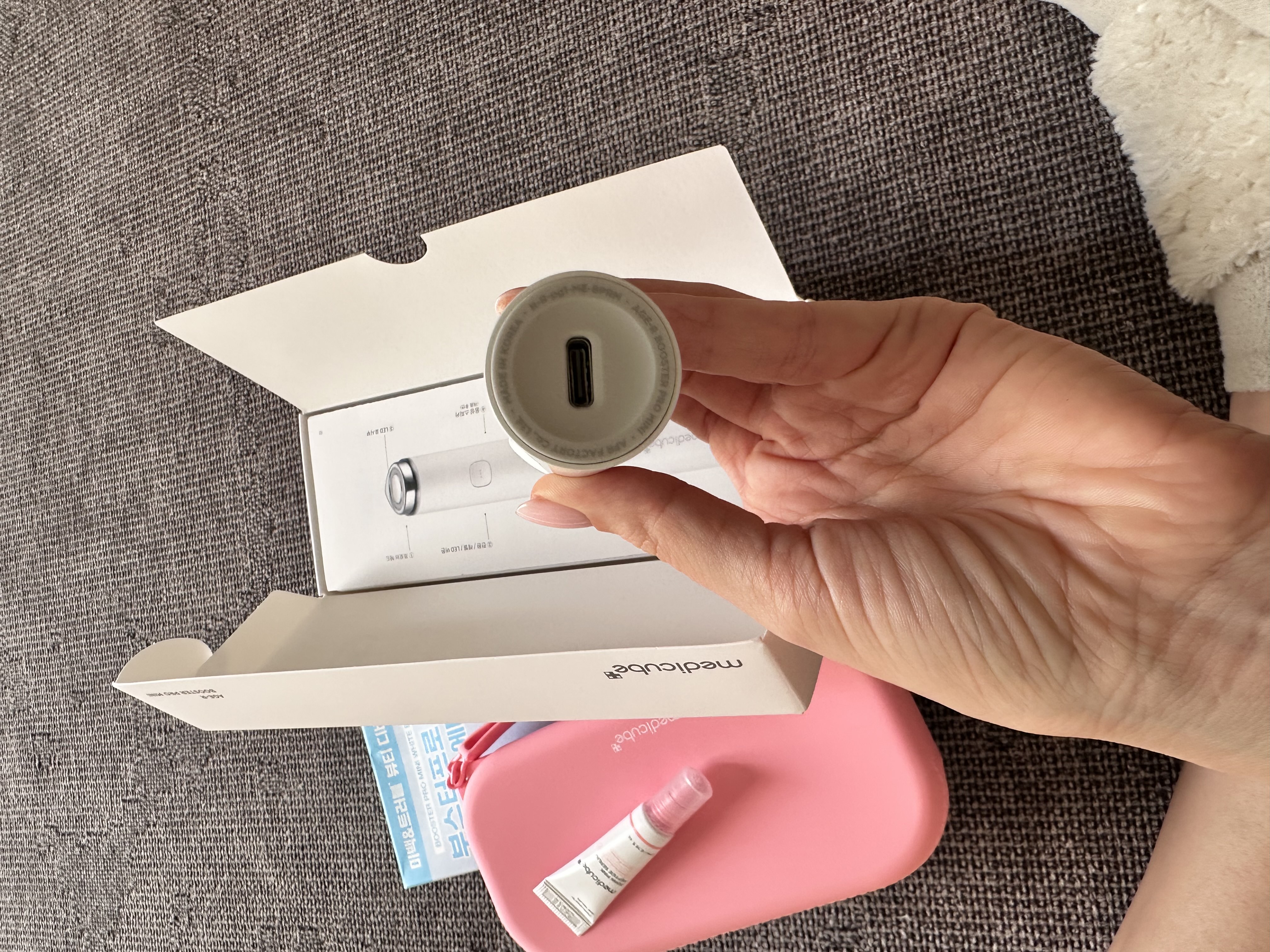 Микротоковый массажер Medicube AGE-R Booster Pro и Booster Pro 2х  для лица