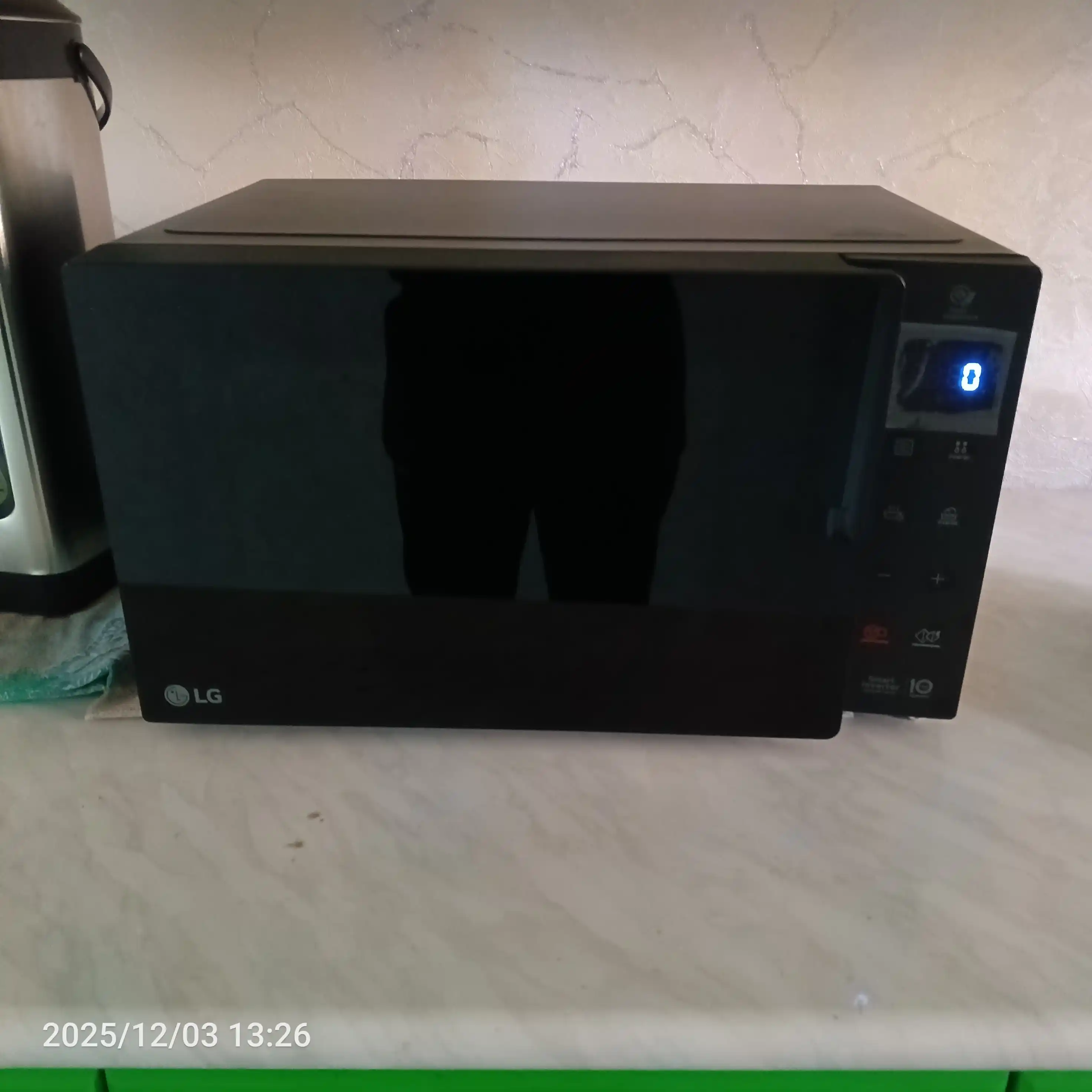 Mikroto'lqinli pech LG MS2535GIS Smart Inverter