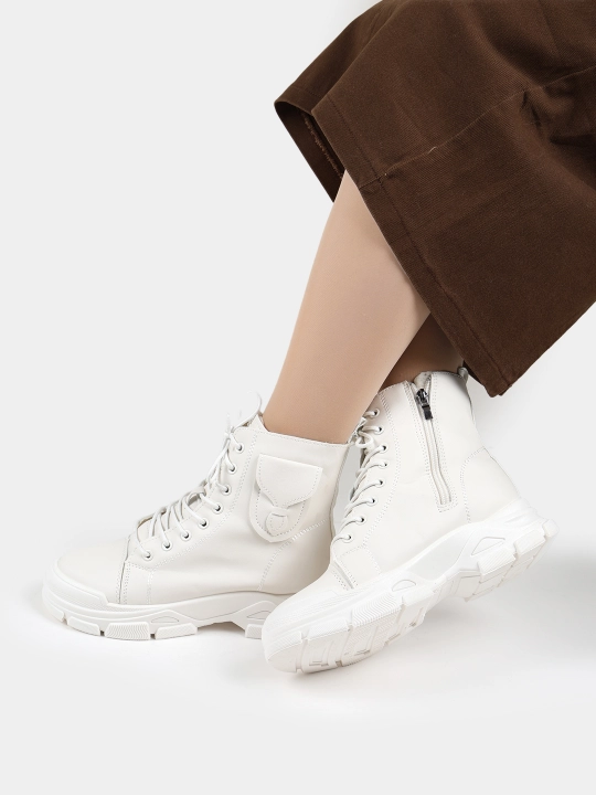 Ayollar uchun oq yuqori bo‘yli massiv botinka – casual street style