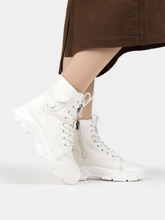 Ayollar uchun oq yuqori bo‘yli massiv botinka – casual street style