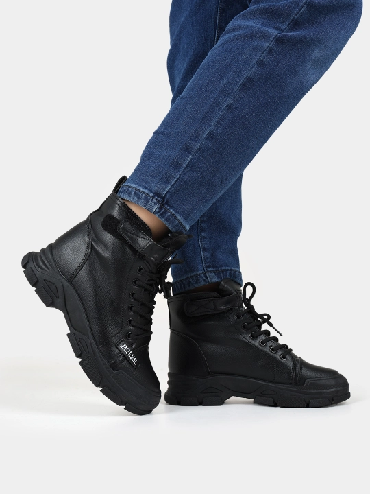Ayollar uchun oq yuqori bo‘yli massiv botinka – casual street style