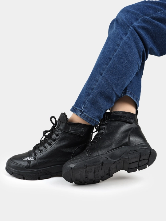 Ayollar uchun oq yuqori bo‘yli massiv botinka – casual street style