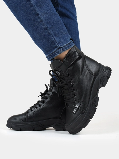 Ayollar uchun oq yuqori bo‘yli massiv botinka – casual street style