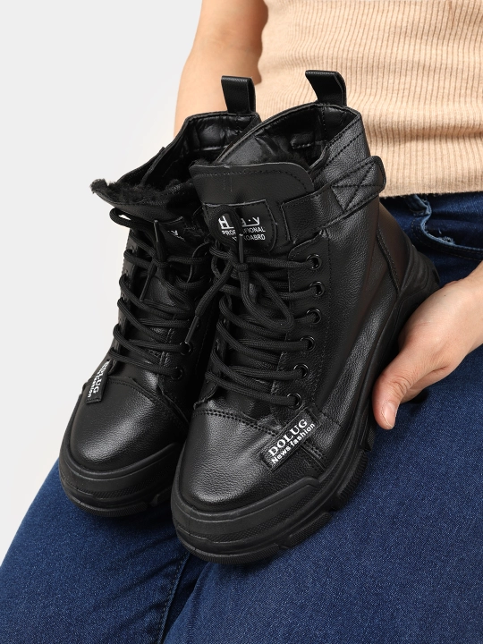 Ayollar uchun oq yuqori bo‘yli massiv botinka – casual street style