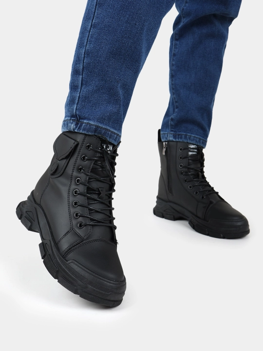 Ayollar uchun oq yuqori bo‘yli massiv botinka – casual street style