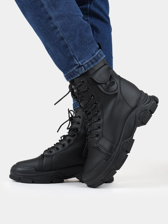 Ayollar uchun oq yuqori bo‘yli massiv botinka – casual street style