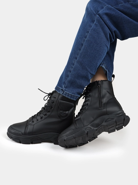 Ayollar uchun oq yuqori bo‘yli massiv botinka – casual street style