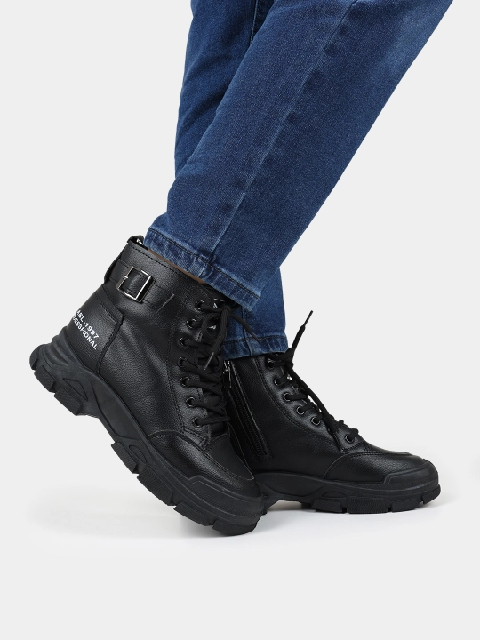 Ayollar uchun oq yuqori bo‘yli massiv botinka – casual street style