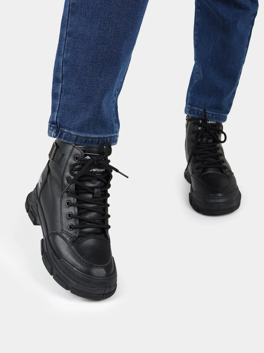 Ayollar uchun oq yuqori bo‘yli massiv botinka – casual street style