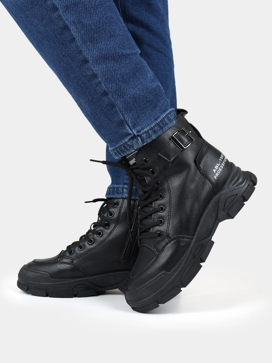 Ayollar uchun oq yuqori bo‘yli massiv botinka – casual street style