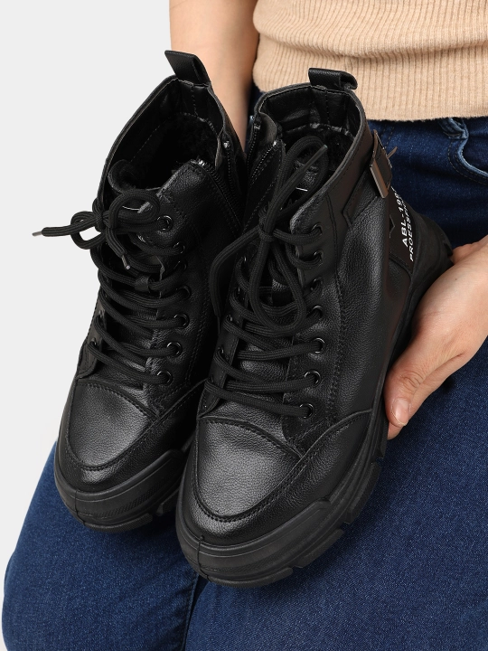 Ayollar uchun oq yuqori bo‘yli massiv botinka – casual street style