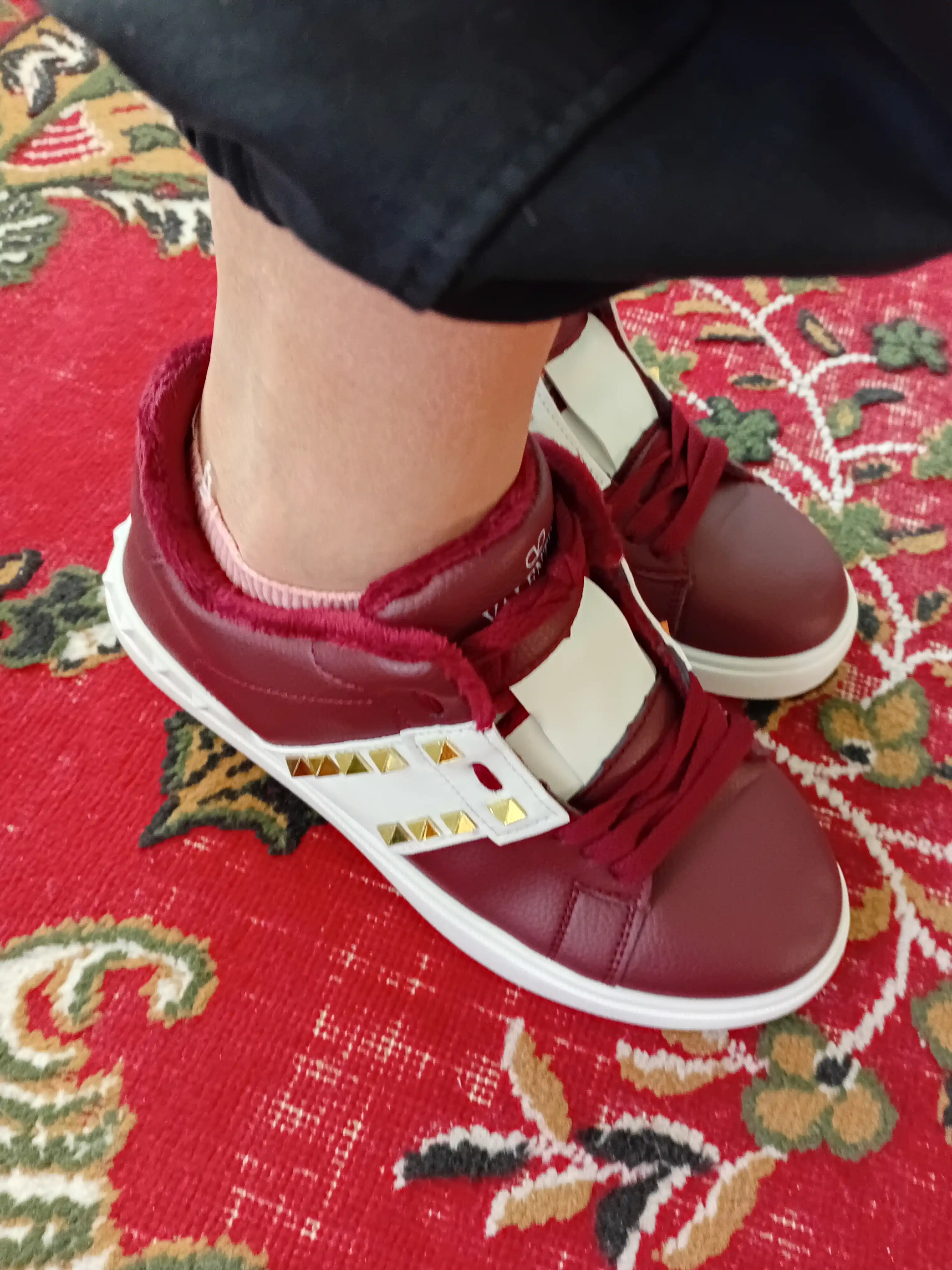 Valentino Garavani Valentino ayollar krossovkasi, kuz va qish uchun soch turmagi bilan.  36-41.