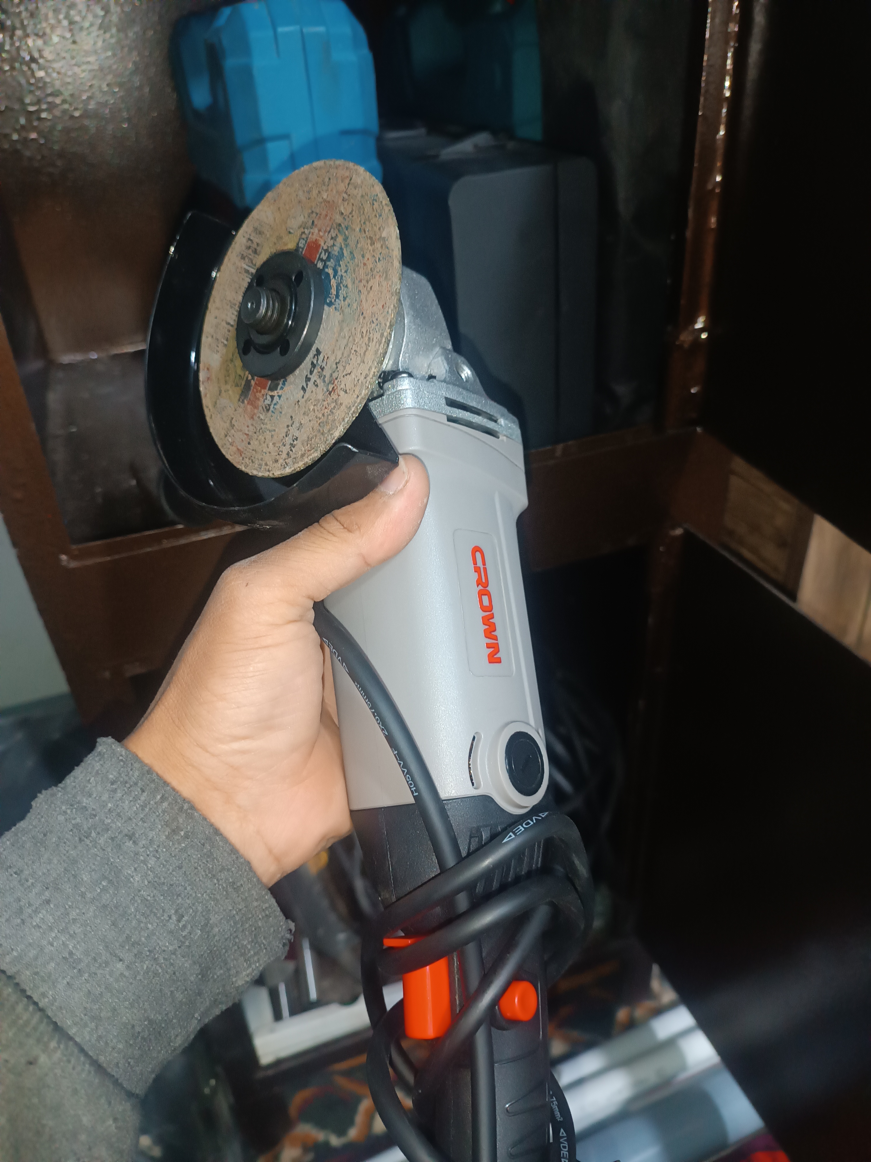 Bolgarka 1050 Vt, burchak silliqlash mashinasi, 6 tezlikli, 10000 ayl/min, professional