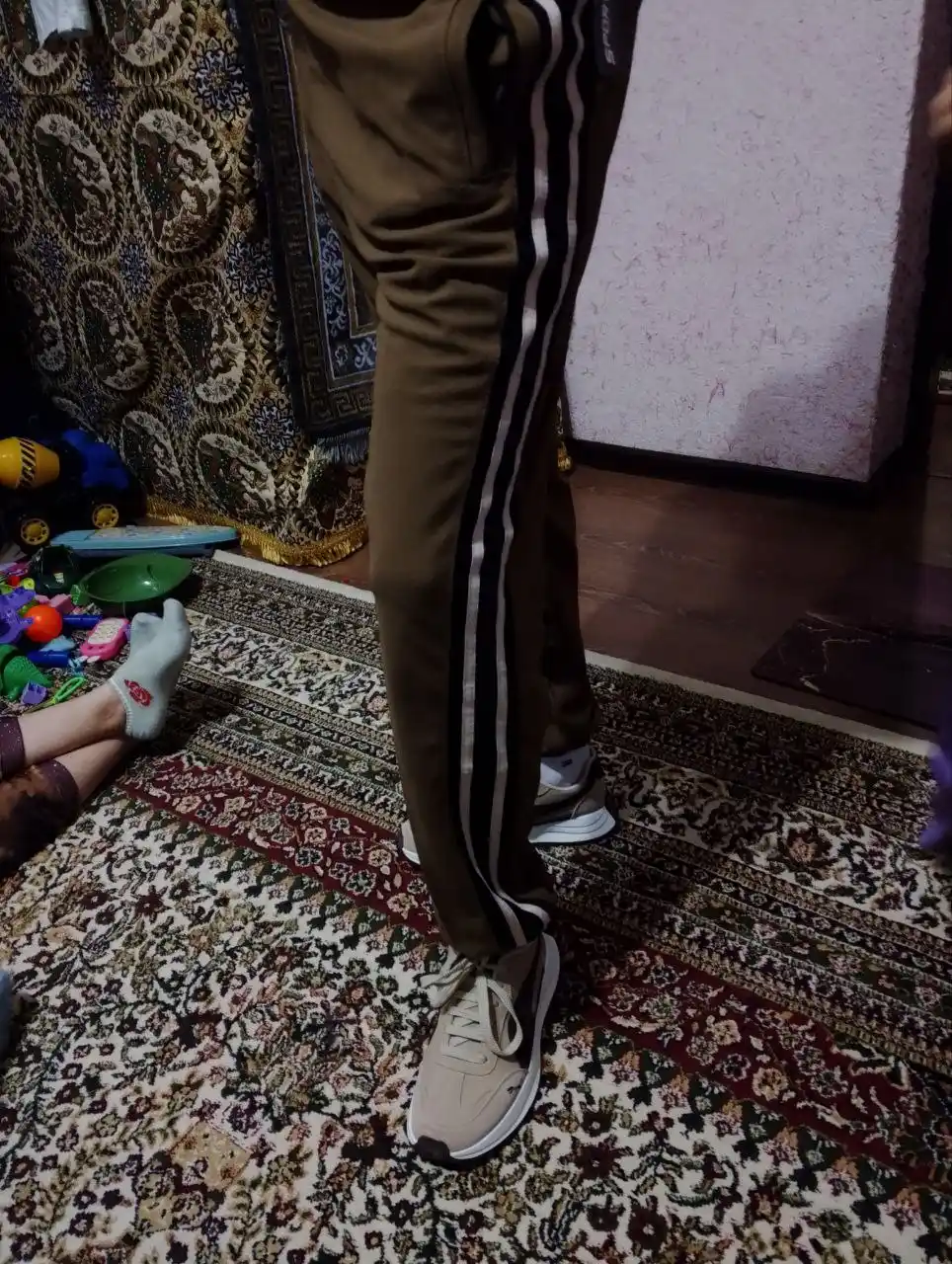 Erkaklar uchun sport shim jogger Nasem, yon chiziqli, rezinkali triko