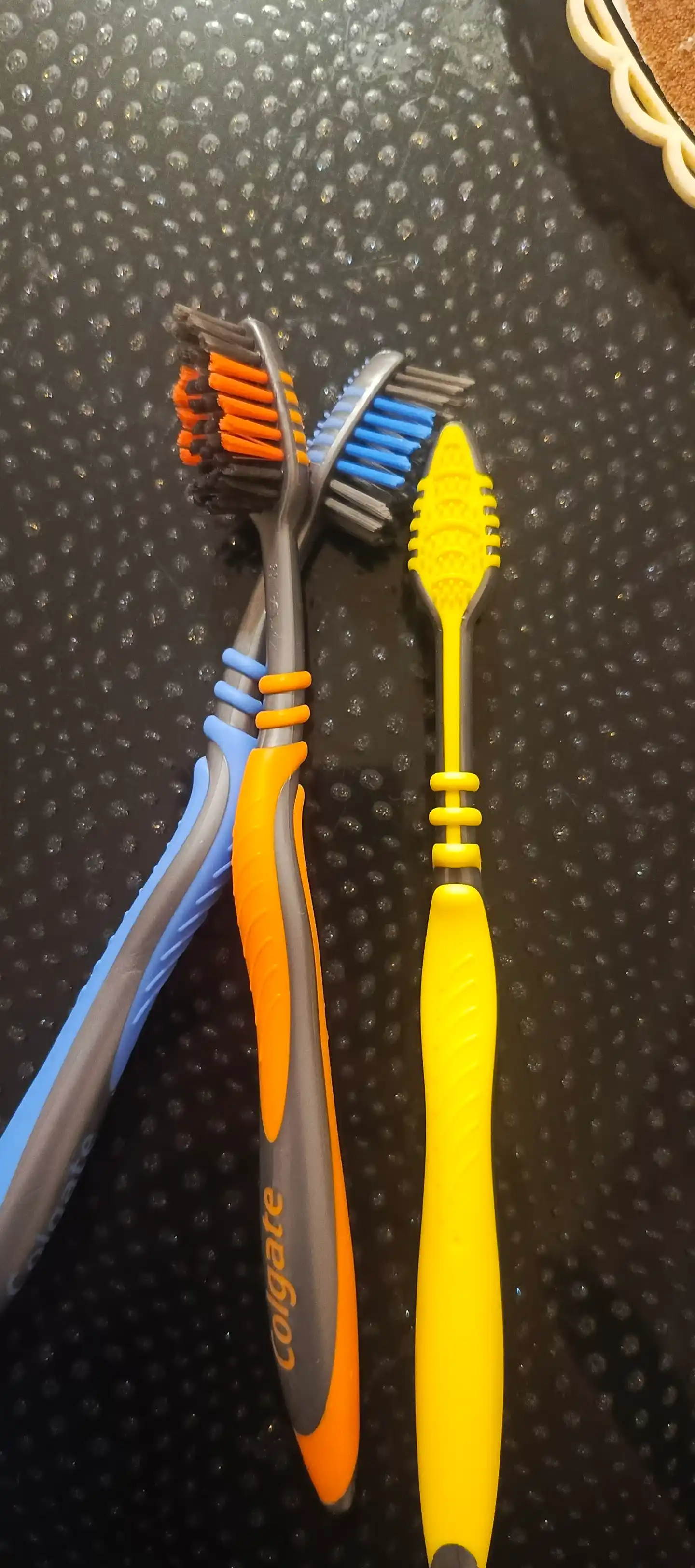 Tish cho'tkasi Colgate ZigZag ko'mir 2+1