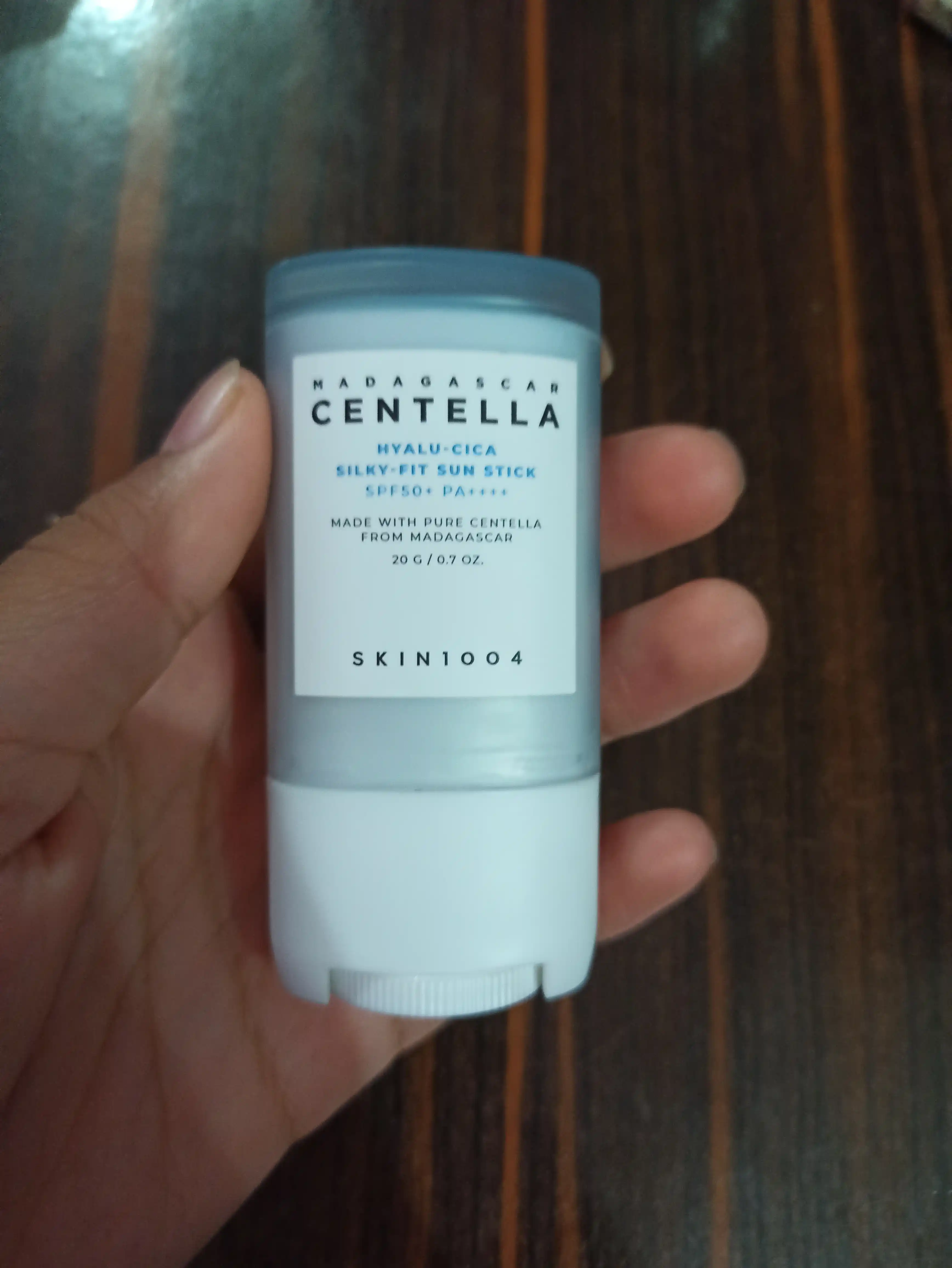 Quyoshdan himoya qiluvchi stik Skin1004 Madagascar centella hyalu-cica sun stick