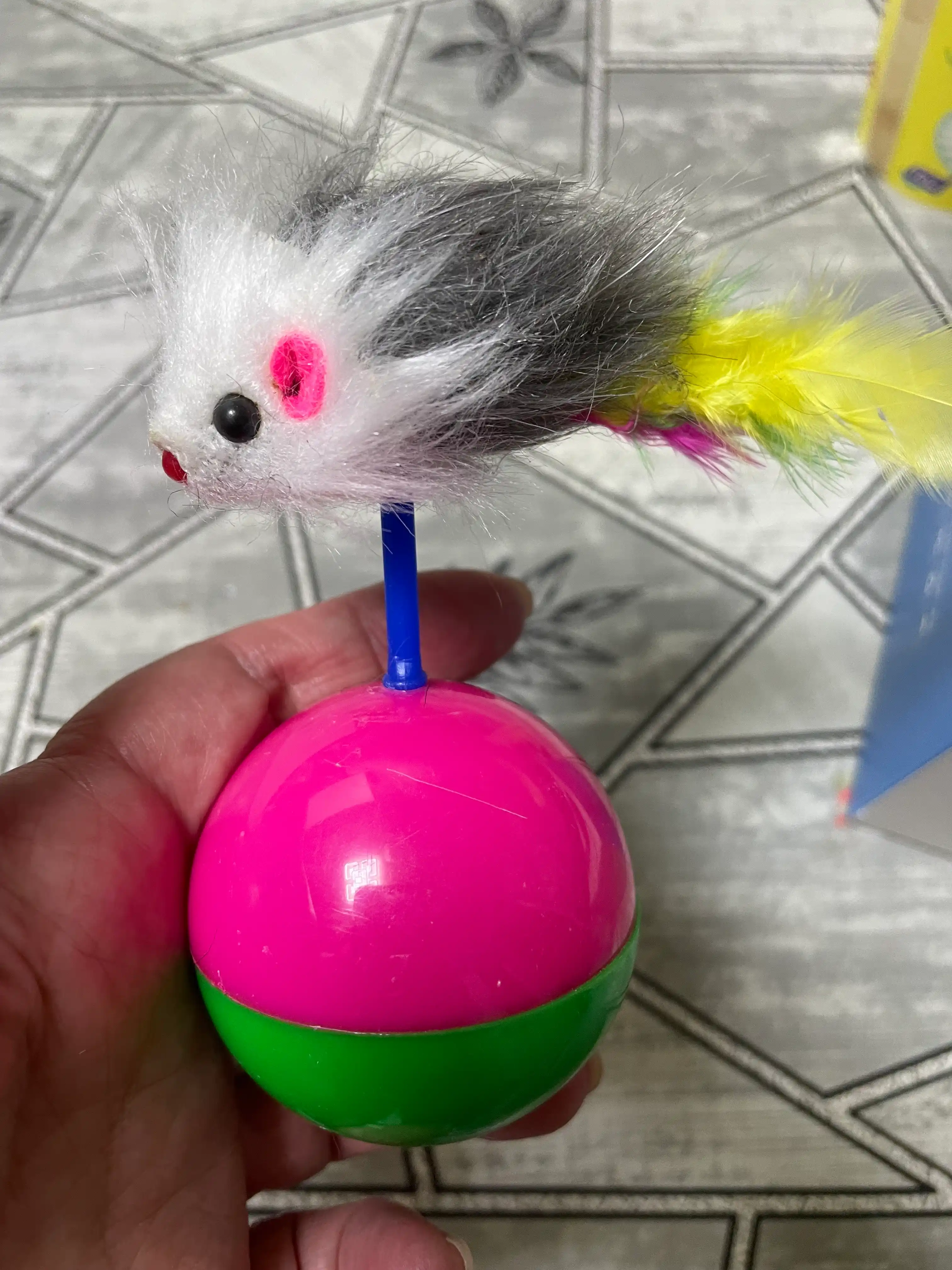 Игрушка для кошек неваляшка BOBRIKGORA, с мышкой и перьями, 12 см