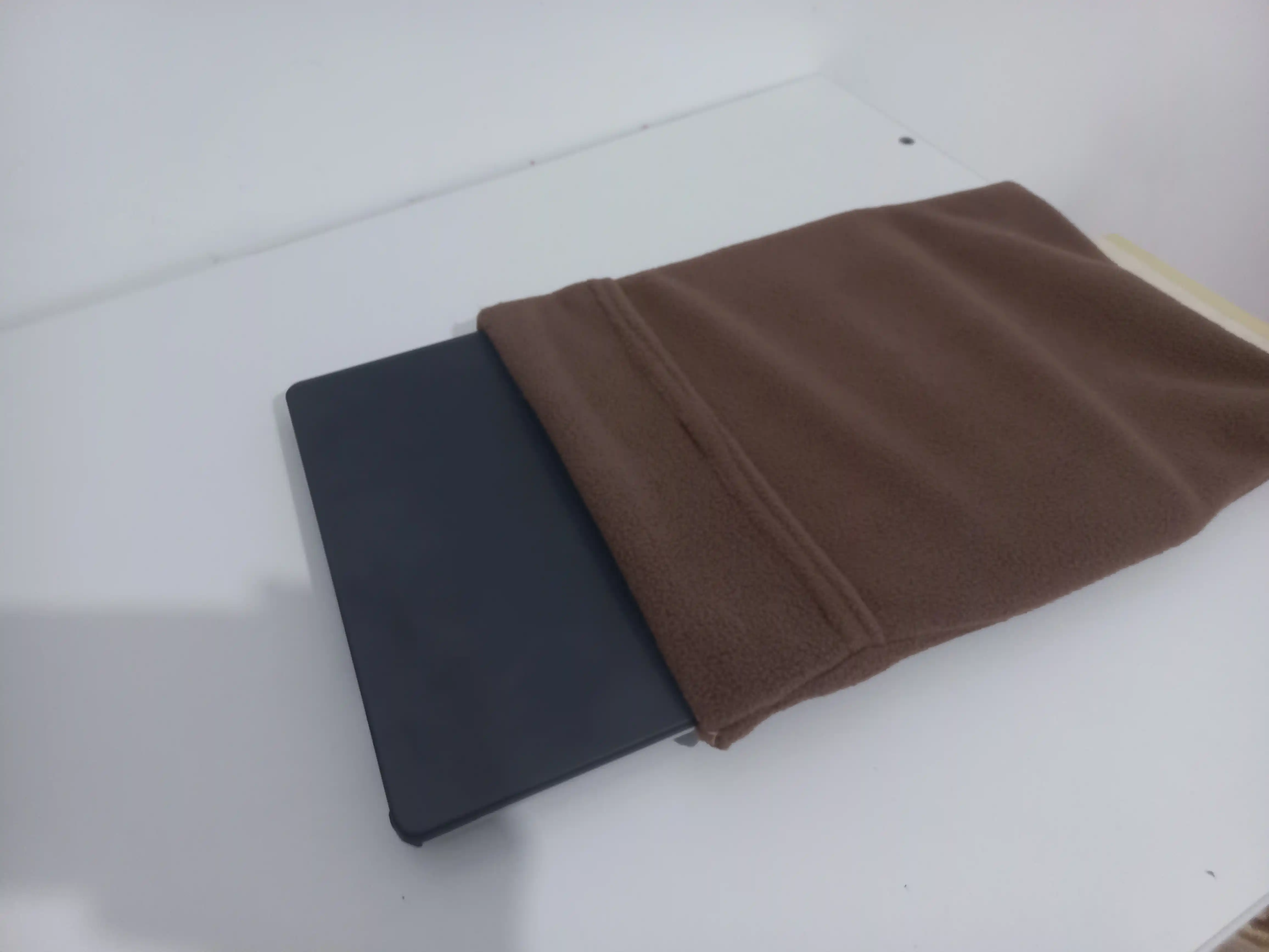 MacBook va boshqa noutbuklar uchun ishonchli rezinkali g‘ilof
