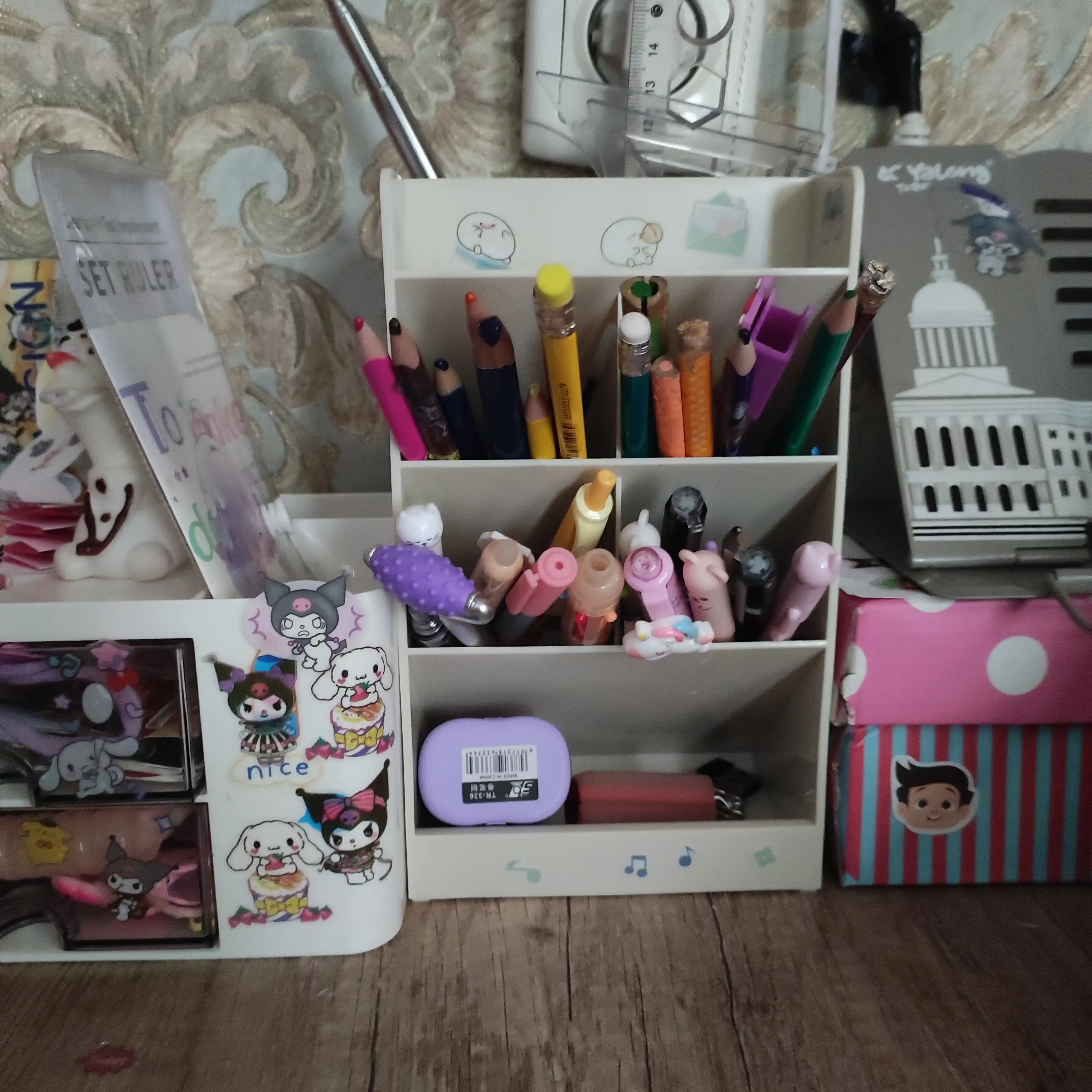 Ruchkalar, qalamlar va o'quv qurollari uchun stendli organayzer, Deli Pen Holder 8939