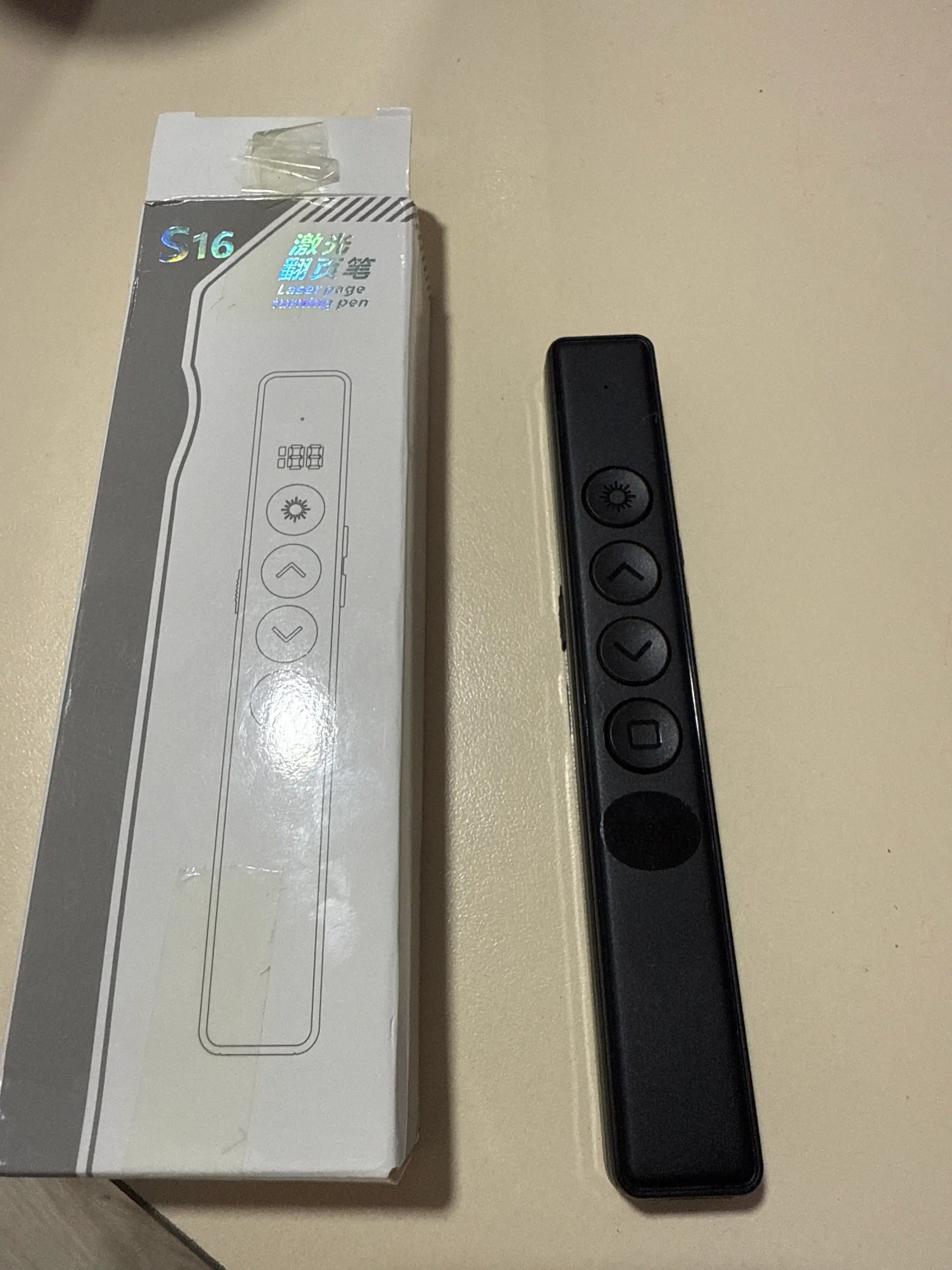 Simsiz kliker, prezenter, lazer ko‘rsatkichli pult, USB qabul qilgich va 100 metrgacha masofa