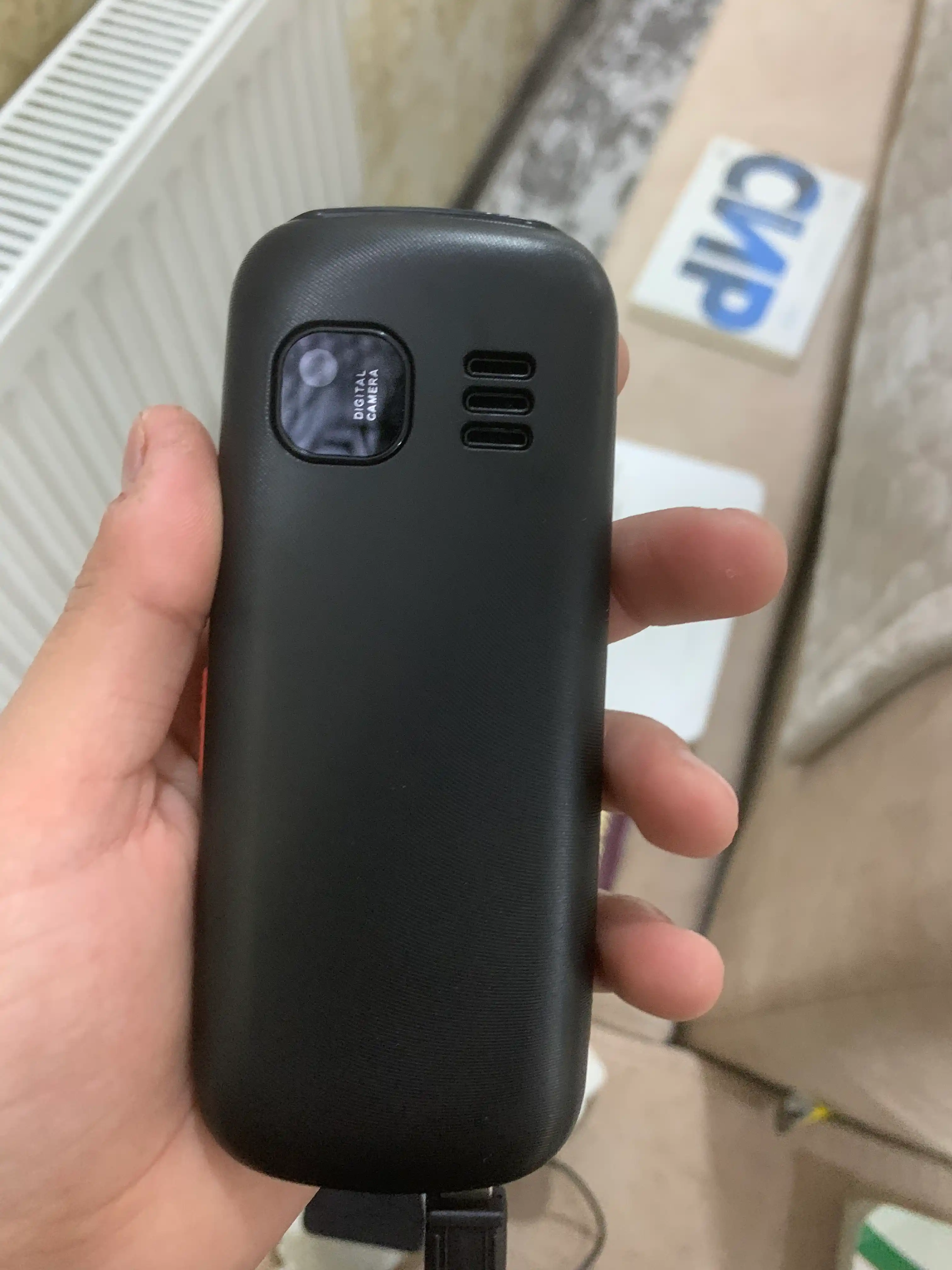 UNIWA E1808 tugmali telefoni, IMEI ro‘yxatdan o‘tkazilgan, kamera bor, batareya quvvati 800 mA/soat, quvvatlash imkoniyati mavjud