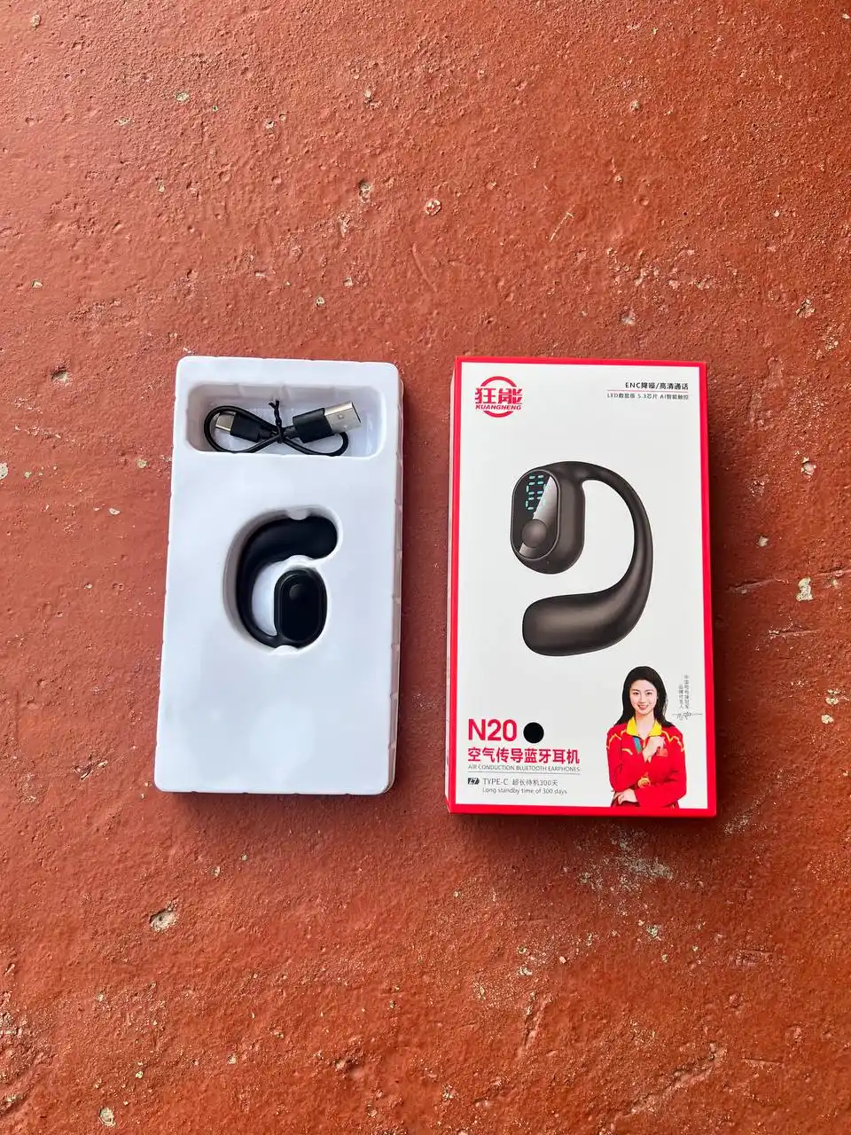 Bluetooth simsiz quloqchinlari, LED displey bilan