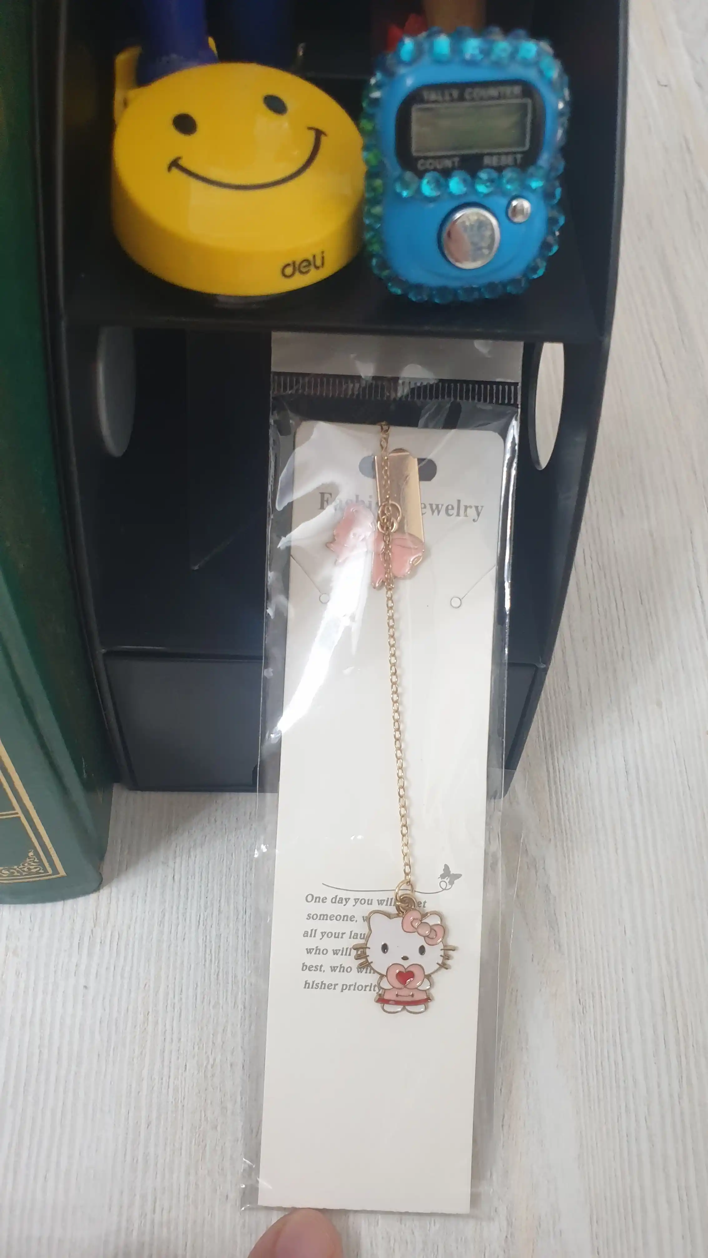 Metall suriladigan kitob organayzeri ruchka qo‘yiladigan joyi, ilgaklari va qutilari bilan
