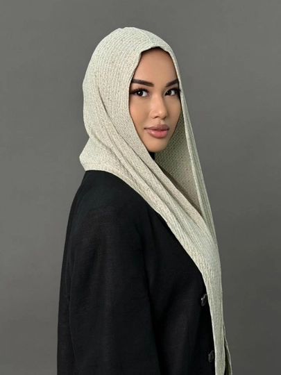 To'qilgan shapka r'omol, boni ustidan, sharf ro'mol