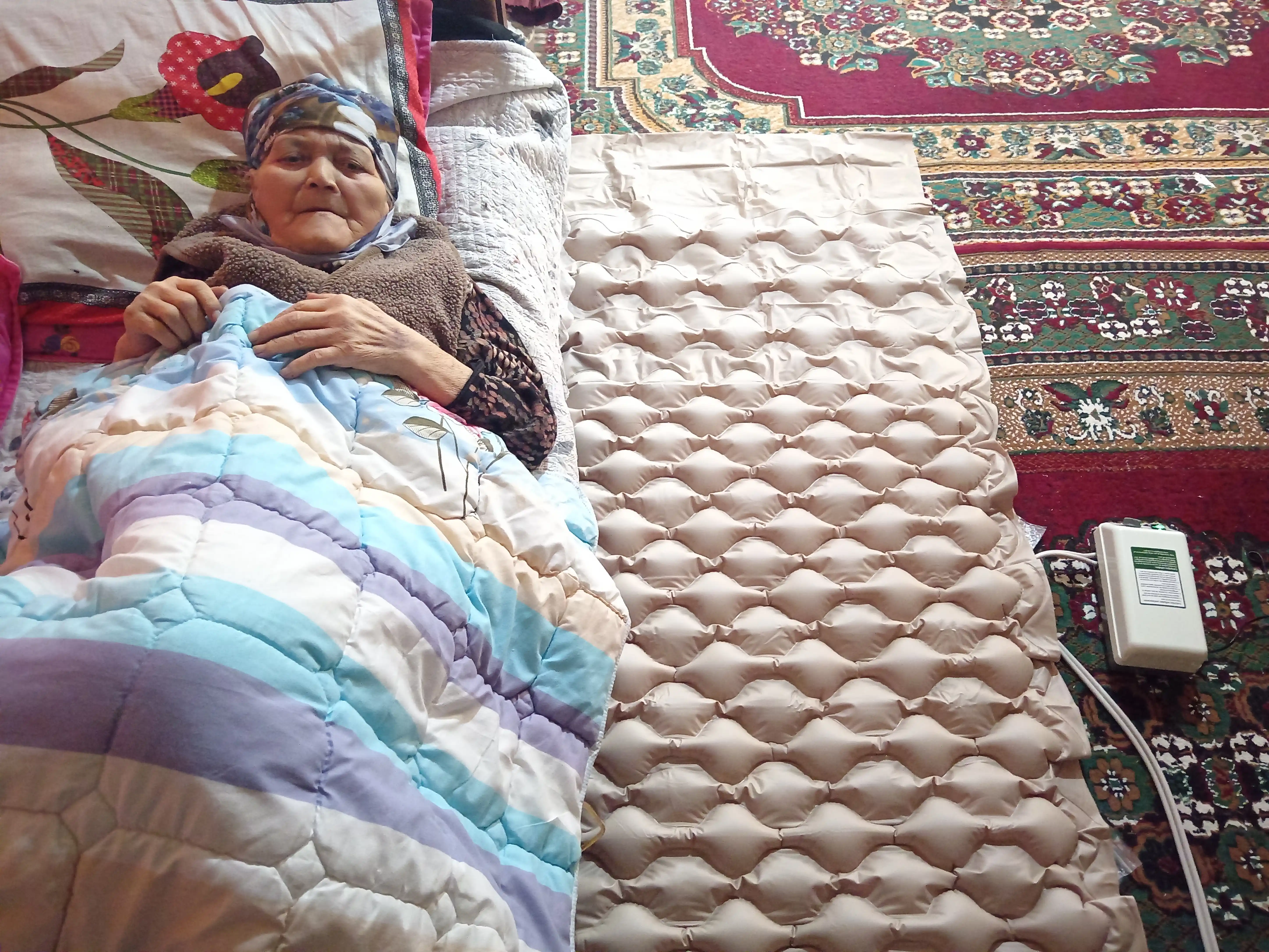Yotgan bemorlar uchun hujayrali matras, kompressor bilan