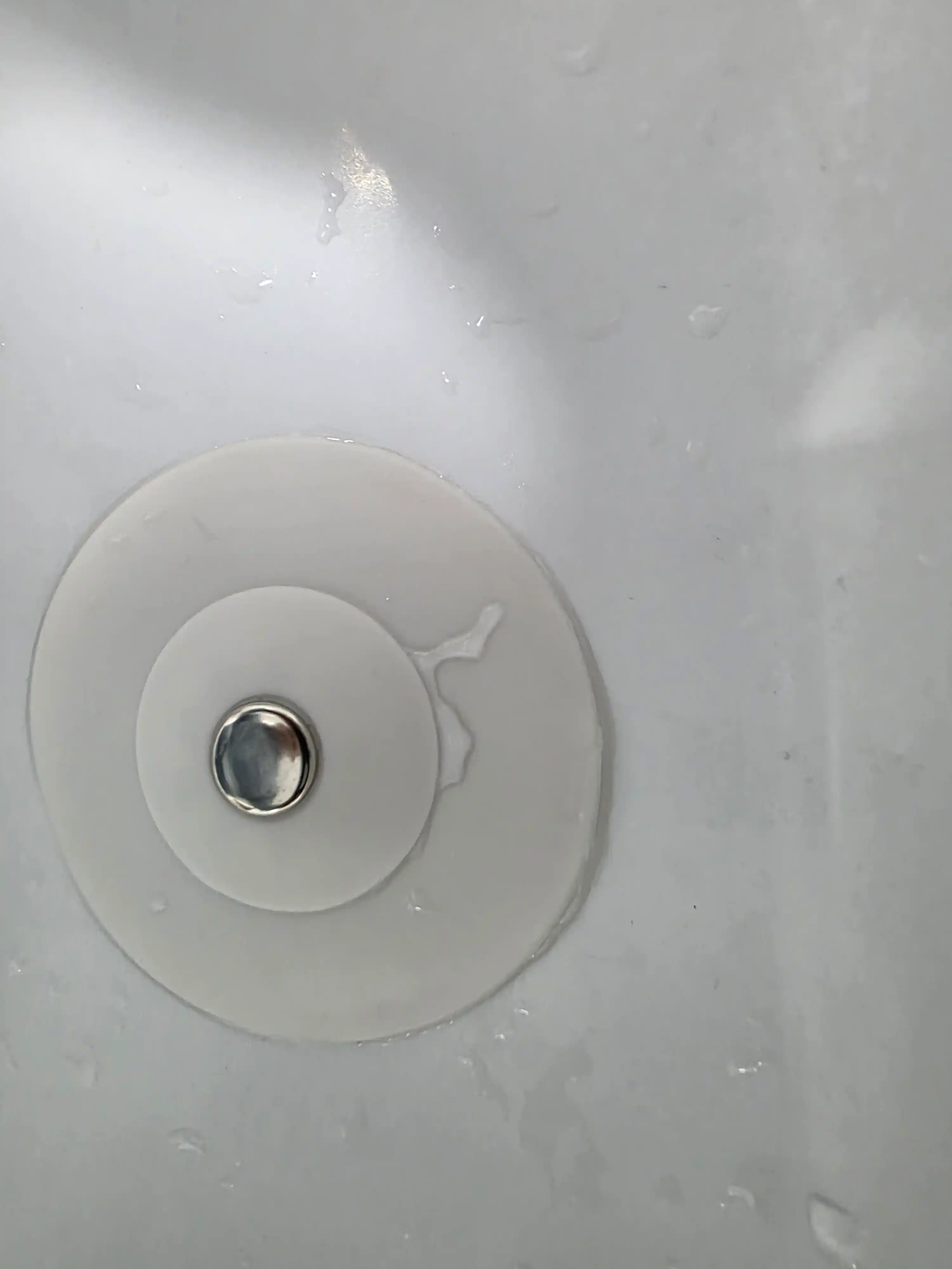 Пробка для слива воды в ванне или раковине