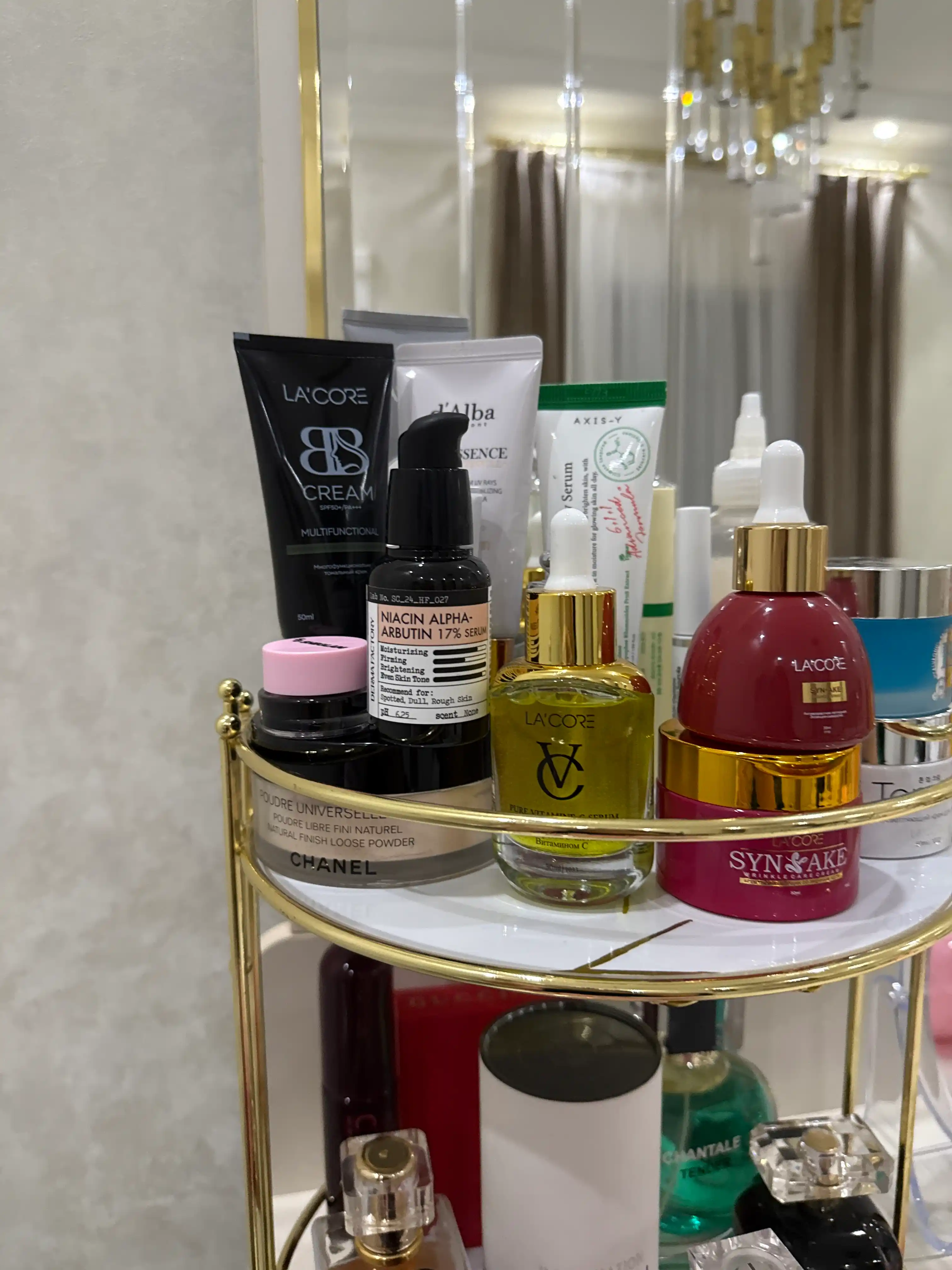 Bir tekis ohang uchun yorituvchi sarum Derma Factory Niacin Alpha Arbutin 17% Serum
