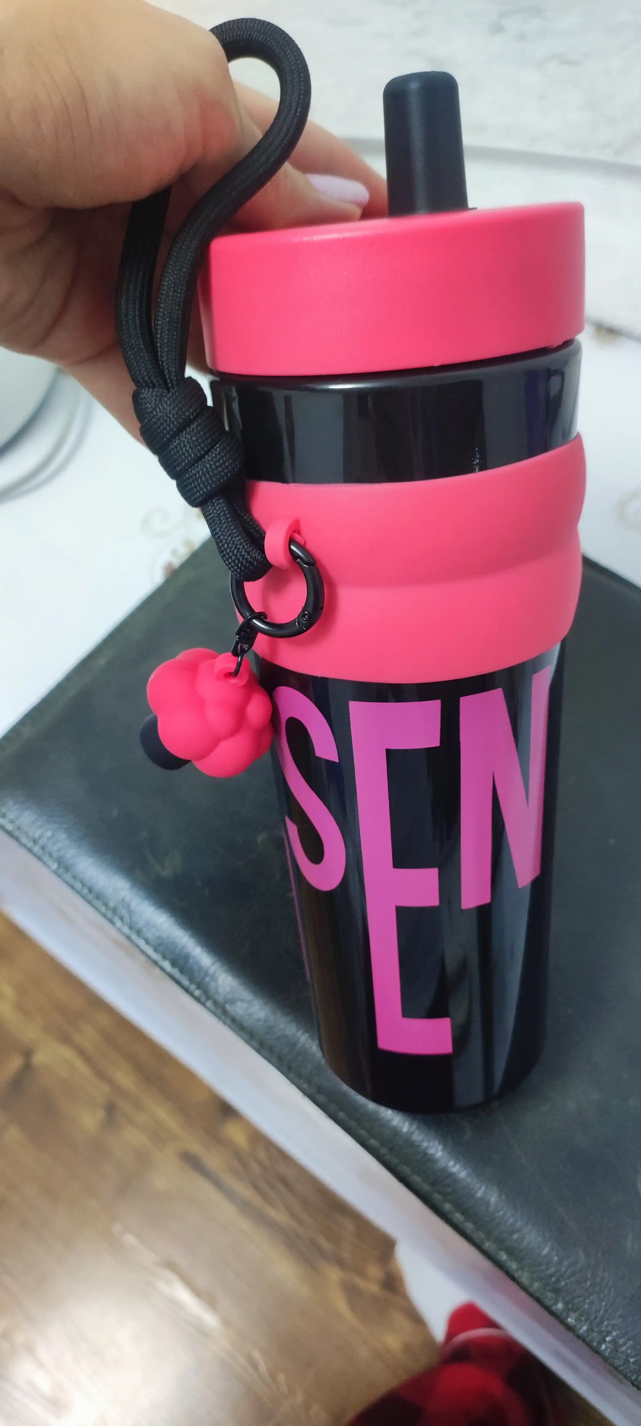 Plastik butilka naycha bilan — 950 ml, issiqqa chidamli, sport va sayohat uchun